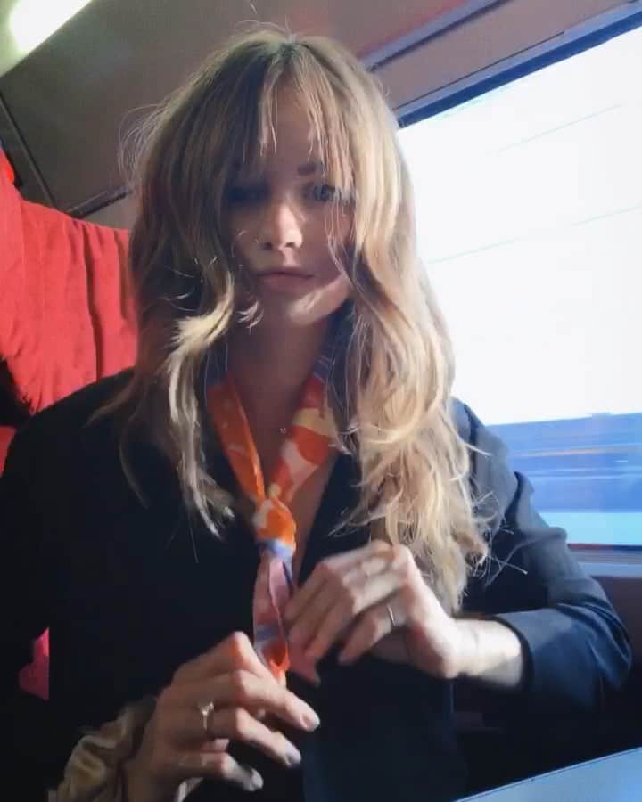 デビー・ライアンのインスタグラム：「you know how many trains there are to Paris? 🚊🧳👔🥖💒」