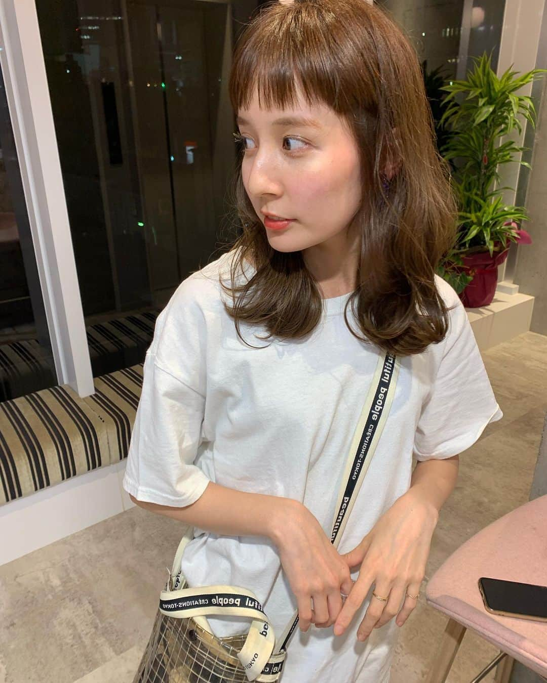 OYAMA KENICHIさんのインスタグラム写真 - (OYAMA KENICHIInstagram)「おだじ先生👩‍🏫 ありがとう！ #wyeth_hair_  #前髪カット #バングカット #オン眉  #カット  #ミディアムヘア  #ヘアカラー #ベージュ  #ワンカール #ストレートヘア  #ダブルカラー #ハイトーンカラー #トリートメント #オージュア」8月24日 21時14分 - kenichi_oyama_