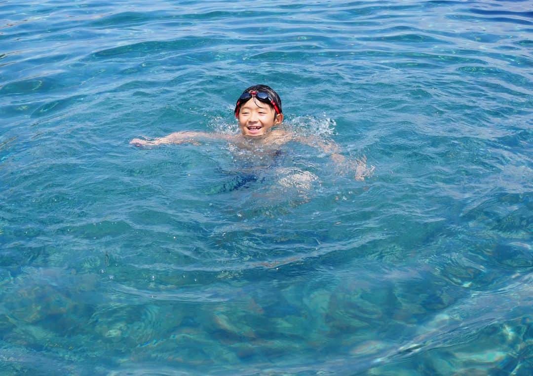 田中亜希子さんのインスタグラム写真 - (田中亜希子Instagram)「プール大好きな子供たちと私も思いっきり 楽しみました♡  昼間は混んでいて日差しも強いので のんびり子供と遊んだり、ガチで泳ぎたい場合は朝いちばんがおすすめです🏊‍♀️ 恒例のバタフライ動画。笑 お洒落にみせかけてからのゴーグル→水泳。 人がいない早朝に 最高に気持ちよかった✌︎ 今年も無事に肩が上がって良かった 何才までいけるかチャレンジです🤔  #プール #夏休み#家族旅行#シンガポール#マリーナベイサンズ #バタフライ#水泳 #水泳好き#ママ#family #2019家族旅行#vlog」8月24日 12時21分 - akiico