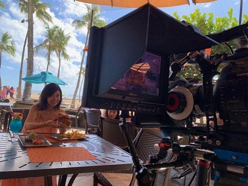 瀬川慶のインスタグラム：「Check out Hawaii's latest info in @hawaiianairlines ハワイのあれこれ機内でご紹介! #hawaii #aloha #hiltonhawaiianvillage #hawaiianairlines #waikiki #oahu #angelsbytheseahawaii #filming #alishagemstonejewelry #oncamera #tropicsbarandgrill #madeinhawaiitv #inflightshow #balisteakandseafood #ハワイ #アロハ #ハワイアン航空 #ヒルトンハワイアンビレッジ #ワイキキ #オアフ #エンジェルズバイザシー #機内ビデオ #撮影」