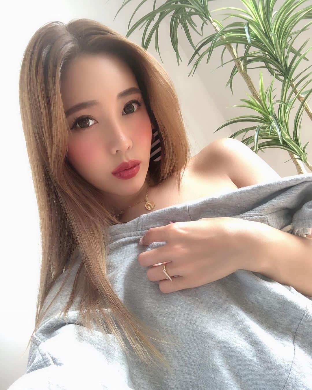 のインスタグラム：「おはようう😌🌷 先日 @selectclinic で #ピコレーザー をしてきたよ♬︎ さらに満足できるすっぴん肌になりたくて、、うっすら気になるシミにスポット照射⚡️ お顔全体にはピコトーニングもして、内服のトラネキサム酸やシナールも処方していただきました🧖‍♀️💕 メイクオフしても綺麗な肌で居たいよね😍✨✨ 美肌継続の為のケアは欠かせません♡ * * * #selectclinic #セレクトクリニック #美肌ケア」