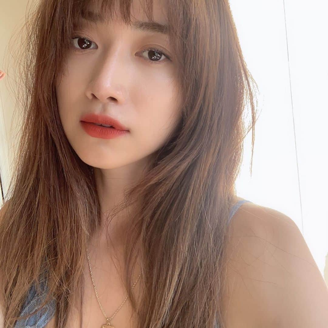 ヨンアさんのインスタグラム写真 - (ヨンアInstagram)「秋に塗りたい色の💄つくったよ！ 夏のハワイでも凄く使えたので多分一年中使えることだと思う❤︎ もうちょっと待ってくださいね！😍 #coel#cosmetics」8月24日 12時31分 - youn1029