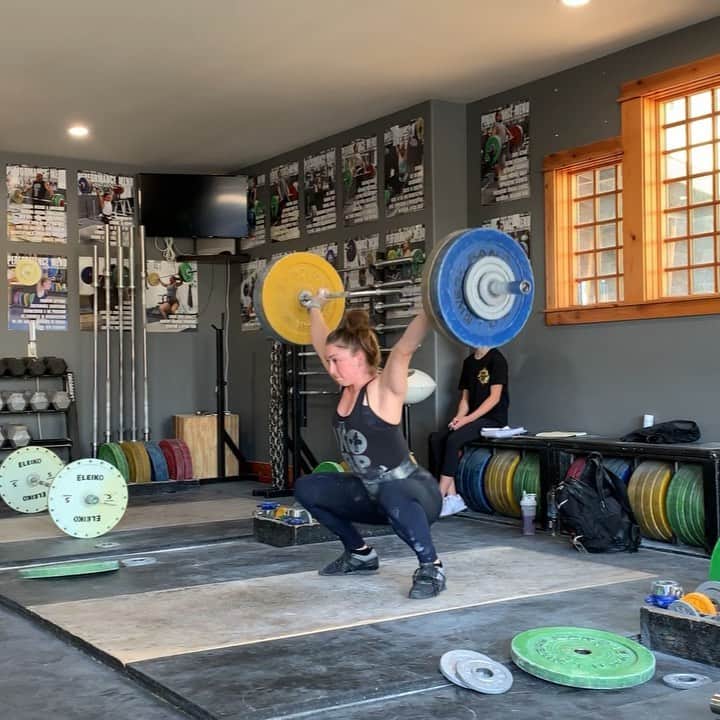 マッティ・ロジャーズのインスタグラム：「Last day of training at Camp Mom & Dad & a very solid 24th birthday. Some more waves, some pretty drop sets, some squats, some smiles (???? I’m just as confused as you are). I’m so grateful for this opportunity to come out to the most beautiful place I’ve ever been to & train along side some bad ass bitches under the watchful eyes of @aimees2cents & @catalystathletics. Thank you a million times over, you & your athletes are some of the most wonderful people I have ever met. I’m taking so much away from this experience both in and out of the gym & I’m excited to get back home (after this damnnnnnn red eye) and apply everything I’ve learned! @aimees2cents said I am like the grinch when his heart grows on Christmas & I think that is the most accurate comparison I have ever heard. Bye pups, see you some day ✋🏼」