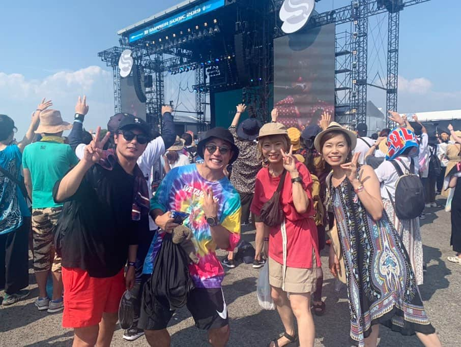 内田絢子さんのインスタグラム写真 - (内田絢子Instagram)「SUMMER SONIC 2019！！ 1週間たってもまだまだ、余韻。楽しかったなぁ。20周年のサマソニ、濃厚な3日間でした。  台風の影響で、予想外の始まりになってしまったけれど、お客さんの勢い、一体感凄かったDAY1。マンウィズライブにZebraheadや10-FEET・TAKUMAさんが飛び入り参加したり、RADWIMPSのセトリが心をパーッと解放させてくれたり、グッとくるシーンがたくさんあった。  朝から灼熱の太陽、ライブの熱量も凄かった、DAY2！この日はOCEAN STAGEでMCもさせていただきました。SOFI TUKKERの抜群のセンス、CHVRCHESのときめくサウンド、ローレンの歌声も衣装もかわいかったぁ。  そして、DAY3は涼しい風が吹くサンセットタイムのTHE 1975、最高でした♬タバコを手に歌うマシューのロックスターの佇まい。この日はSAM  FENDERへのインタビューもできたんです！  いろんなドラマがあったサマソニ3DAYS、音楽と共に夏の思い出がたくさんできた。  #サマソニ #summersonic #サマソニ余韻  #fm802 #夏フェス802 #802dj」8月24日 12時46分 - uccijun