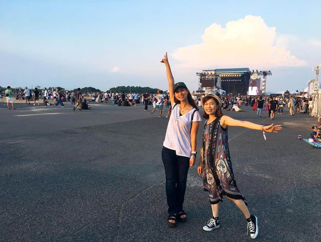 内田絢子さんのインスタグラム写真 - (内田絢子Instagram)「SUMMER SONIC 2019！！ 1週間たってもまだまだ、余韻。楽しかったなぁ。20周年のサマソニ、濃厚な3日間でした。  台風の影響で、予想外の始まりになってしまったけれど、お客さんの勢い、一体感凄かったDAY1。マンウィズライブにZebraheadや10-FEET・TAKUMAさんが飛び入り参加したり、RADWIMPSのセトリが心をパーッと解放させてくれたり、グッとくるシーンがたくさんあった。  朝から灼熱の太陽、ライブの熱量も凄かった、DAY2！この日はOCEAN STAGEでMCもさせていただきました。SOFI TUKKERの抜群のセンス、CHVRCHESのときめくサウンド、ローレンの歌声も衣装もかわいかったぁ。  そして、DAY3は涼しい風が吹くサンセットタイムのTHE 1975、最高でした♬タバコを手に歌うマシューのロックスターの佇まい。この日はSAM  FENDERへのインタビューもできたんです！  いろんなドラマがあったサマソニ3DAYS、音楽と共に夏の思い出がたくさんできた。  #サマソニ #summersonic #サマソニ余韻  #fm802 #夏フェス802 #802dj」8月24日 12時46分 - uccijun