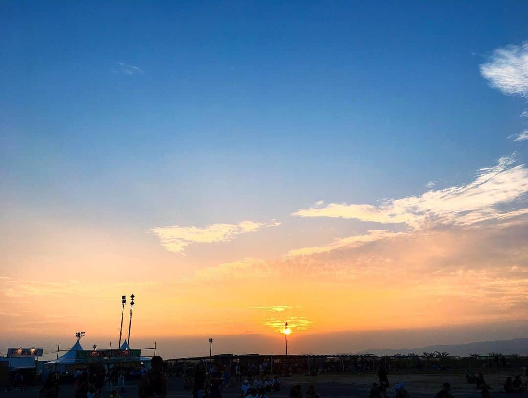 内田絢子さんのインスタグラム写真 - (内田絢子Instagram)「SUMMER SONIC 2019！！ 1週間たってもまだまだ、余韻。楽しかったなぁ。20周年のサマソニ、濃厚な3日間でした。  台風の影響で、予想外の始まりになってしまったけれど、お客さんの勢い、一体感凄かったDAY1。マンウィズライブにZebraheadや10-FEET・TAKUMAさんが飛び入り参加したり、RADWIMPSのセトリが心をパーッと解放させてくれたり、グッとくるシーンがたくさんあった。  朝から灼熱の太陽、ライブの熱量も凄かった、DAY2！この日はOCEAN STAGEでMCもさせていただきました。SOFI TUKKERの抜群のセンス、CHVRCHESのときめくサウンド、ローレンの歌声も衣装もかわいかったぁ。  そして、DAY3は涼しい風が吹くサンセットタイムのTHE 1975、最高でした♬タバコを手に歌うマシューのロックスターの佇まい。この日はSAM  FENDERへのインタビューもできたんです！  いろんなドラマがあったサマソニ3DAYS、音楽と共に夏の思い出がたくさんできた。  #サマソニ #summersonic #サマソニ余韻  #fm802 #夏フェス802 #802dj」8月24日 12時46分 - uccijun