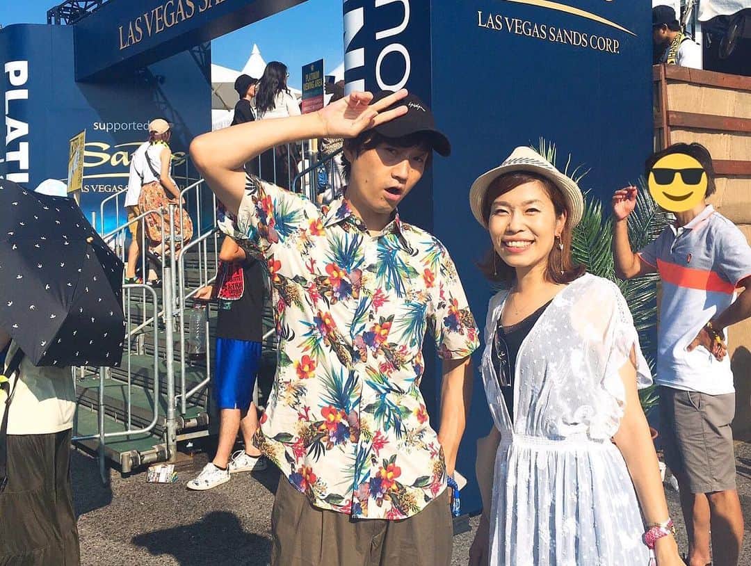 のインスタグラム：「SUMMER SONIC 2019！！ 1週間たってもまだまだ、余韻。楽しかったなぁ。20周年のサマソニ、濃厚な3日間でした。  台風の影響で、予想外の始まりになってしまったけれど、お客さんの勢い、一体感凄かったDAY1。マンウィズライブにZebraheadや10-FEET・TAKUMAさんが飛び入り参加したり、RADWIMPSのセトリが心をパーッと解放させてくれたり、グッとくるシーンがたくさんあった。  朝から灼熱の太陽、ライブの熱量も凄かった、DAY2！この日はOCEAN STAGEでMCもさせていただきました。SOFI TUKKERの抜群のセンス、CHVRCHESのときめくサウンド、ローレンの歌声も衣装もかわいかったぁ。  そして、DAY3は涼しい風が吹くサンセットタイムのTHE 1975、最高でした♬タバコを手に歌うマシューのロックスターの佇まい。この日はSAM  FENDERへのインタビューもできたんです！  いろんなドラマがあったサマソニ3DAYS、音楽と共に夏の思い出がたくさんできた。  #サマソニ #summersonic #サマソニ余韻  #fm802 #夏フェス802 #802dj」