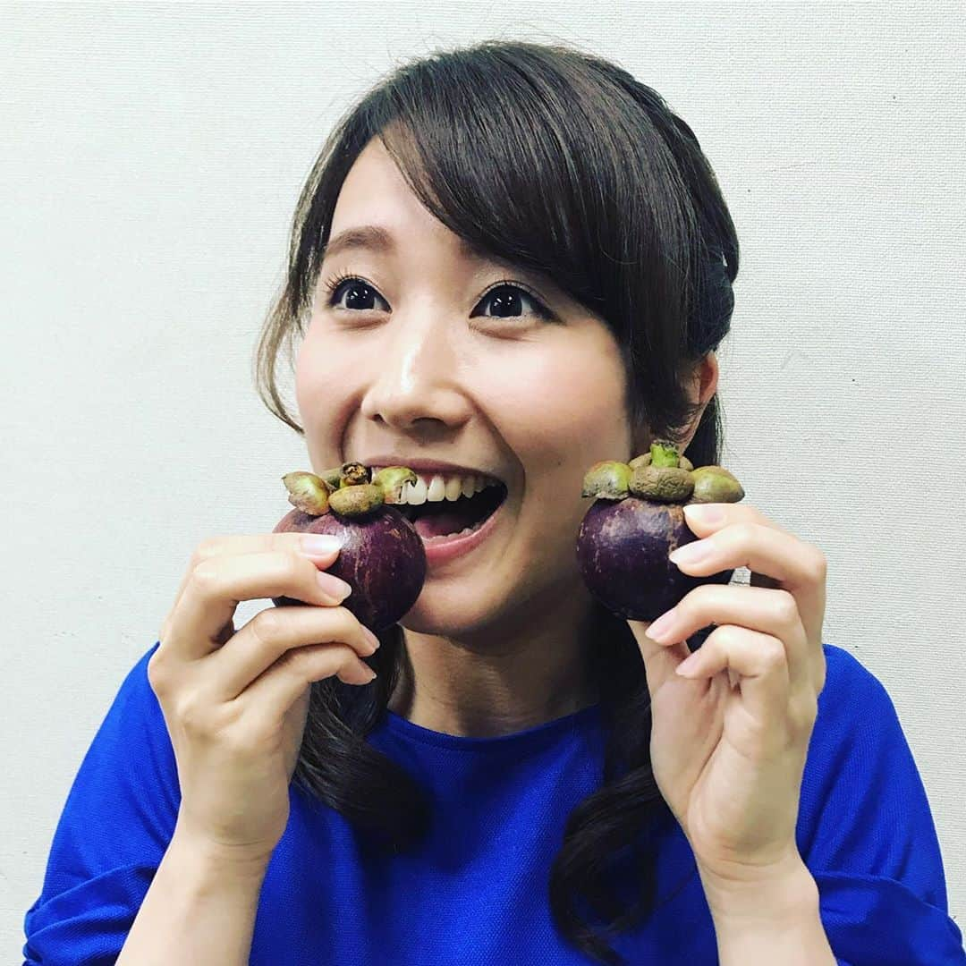 柴田平美さんのインスタグラム写真 - (柴田平美Instagram)「今のところ この世で１番好きな果物に 思いがけず 出会えた時のかお。  う〜ん やっぱり たまらんっ！！！ #マンゴスチン #フルーツ #スタジオ #コストコ #北海道 #アナウンサー」8月24日 12時47分 - narumi.shibata99