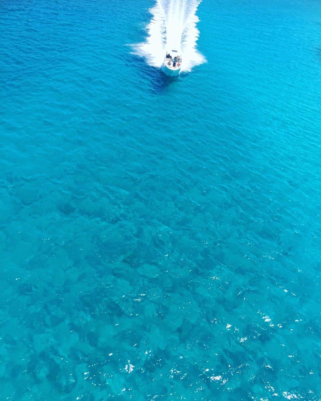 呉屋ありささんのインスタグラム写真 - (呉屋ありさInstagram)「. 空からみた座間味島🏝 . いろんな海見てきたけどNo.1やさ . 〰︎〰︎〰︎🛥〰︎〰︎〰︎ . 3〜4枚目の無人島もめっちゃ綺麗だったけど見比べてみると全然ちがうねぇ🏝 . .  #okinawaisland #blueocean #okinawa#ocean#jetboat#boat#beautiful#sea#swim#shooting#model#bikini#sport#fitness#yamaha#style#camera#look#座間味島#綺麗すぎる#世界の海#最高すぎた#クルージング#撮影#シュノーケル#スポーツ女子#日焼け肌#丸焦げ#真夏撮影#また来るね座間味島 🏝」8月24日 12時47分 - arisa_goya