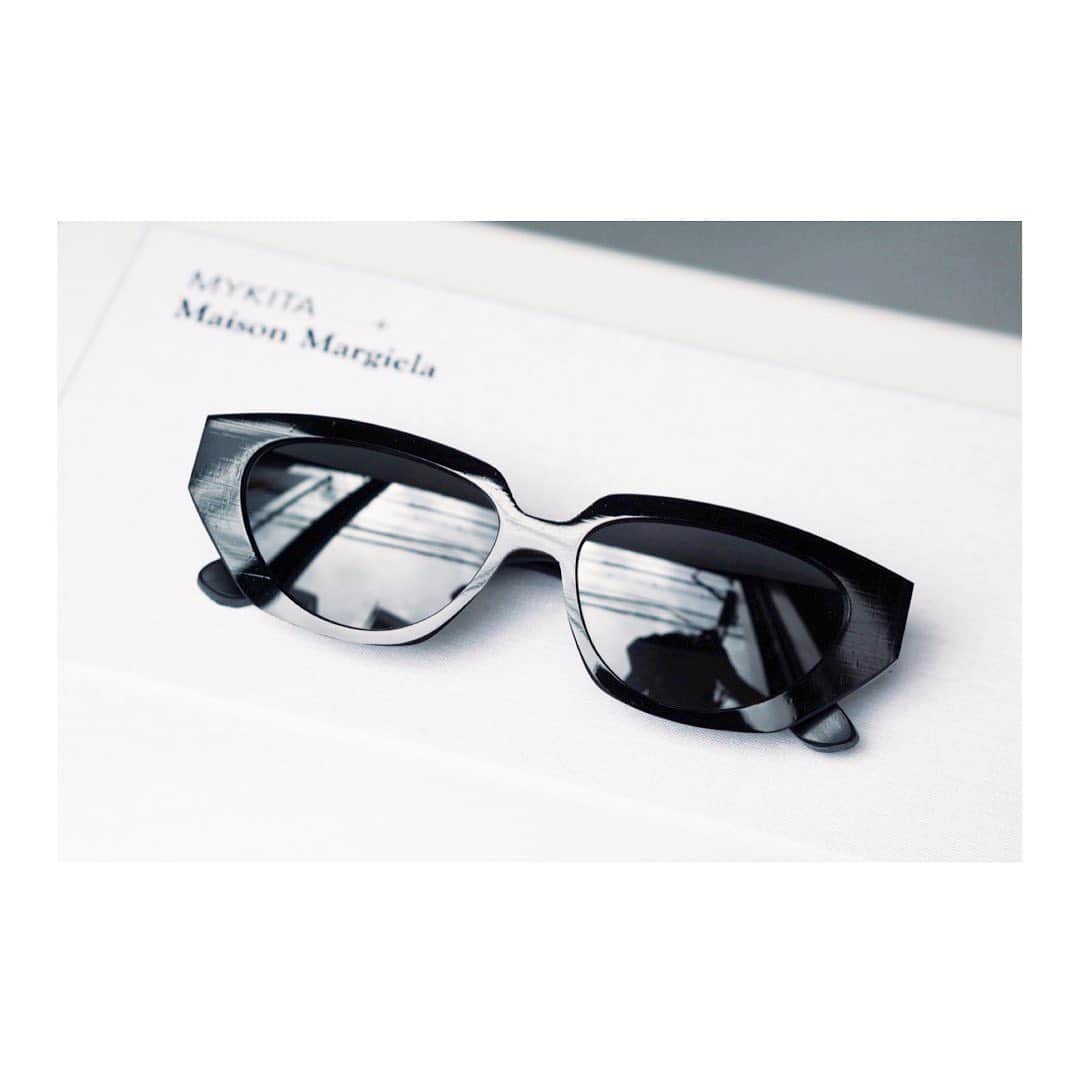 のインスタグラム：「New models from MYKITA + MAISON MARGIELA | MAISON MARGIELAとのコラボレーションの新作モデル、MMRAW015 Raw Blackです。荒削りのように見せた太いフレーム構造により、存在感のあるデザインに仕上がっています。 The unrefined, bold expression of RAW: unpolished acetate sunglasses with distinctive beveled edges. #MYKITA #mykitamaisonmargiela #maisonmargiela」