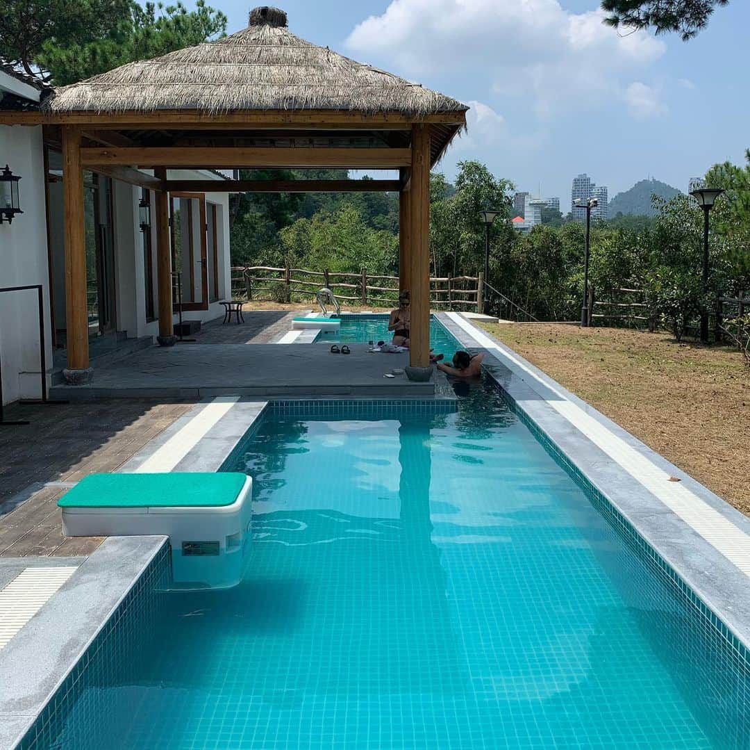 Symmetry Breakfastさんのインスタグラム写真 - (Symmetry BreakfastInstagram)「A weekend away from Shanghai for my birthday at Qiandaohu 千岛湖 or Thousand Island Lake (about 2.5hrs by train) We are staying at a cute home stay/hostel called Fishman on Peilou Island. The lake was created in 1959 when they constructed the Xin’an dam, today it’s one of the cleanest lakes in the world and where Nongfu water comes from. - - - - - - - - - - - - - - - They asked us last night what type of breakfast we wanted, when I said 中国的早饭 Chinese style breakfast they were almost shocked! 😂 A hard boiled egg, some plain congee, pickles, melon, a sweet egg custard bao, a chicken sausage, a small steamed sweet potato and a zongzi 粽子 with some green tea. #symmetrybreakfast #chinesebreakfast #qiandaohu #thousandislandlake #zhejiang #china #中国」8月24日 12時54分 - symmetrybreakfast