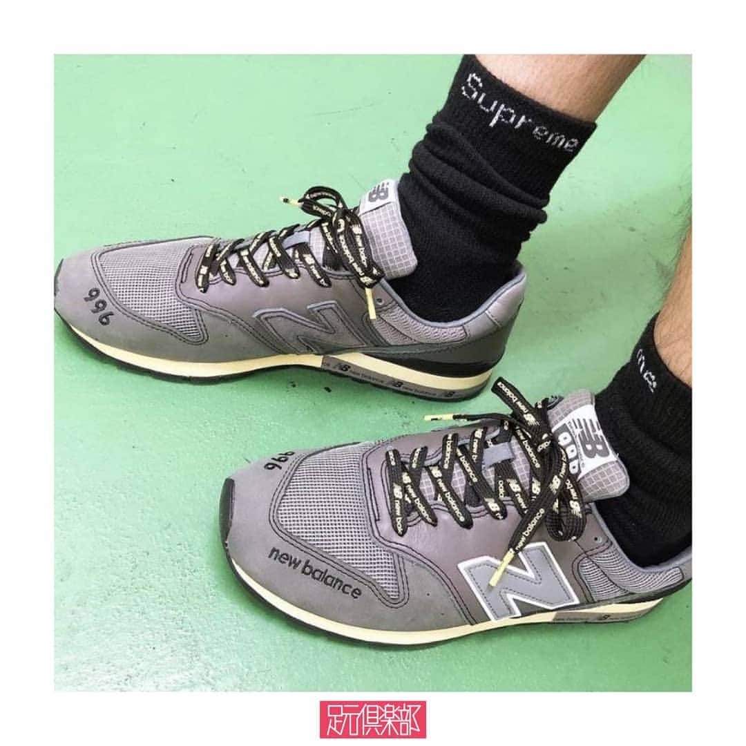 のインスタグラム：「N.HOOLYWOODとNew Balanceによるコラボレーションモデル[CM996]。定番色のグレーをベースカラーにNew Balanceのロゴをトゥやシューレース、ヒールなど各所に落とし込んだユーモア溢れる逸足。 . (@ttwwoossaann ）さんの足元倶楽部 . ブランド : N.HOOLYWOOD × New Balance モデル: CM996 . ▼今すぐフォローして最新情報をチェックしよう！ 【New Balance 公式アカウント】 ⇒#@new_balance_japan . 【N.HOOLYWOOD 公式アカウント】 ⇒#@n_hoolywood . #nhoolywood #newbalance #cm996 #ニューバランス #ドメブラコーデ #ドメスティックブランド#足元倶楽部 #足元くら部 #スニーカー #靴 #スナップ #운동화 #newkicks #sneakerheads #sneakerfreak #sneakercon #sneakerfreaker #ストリート #今日のファッション #ファッションコーデ #セレクトショップ #今日の服 #シンプルコーデ #ストリートファッション #デニム #オシャレ #mensclothing #coordinate」