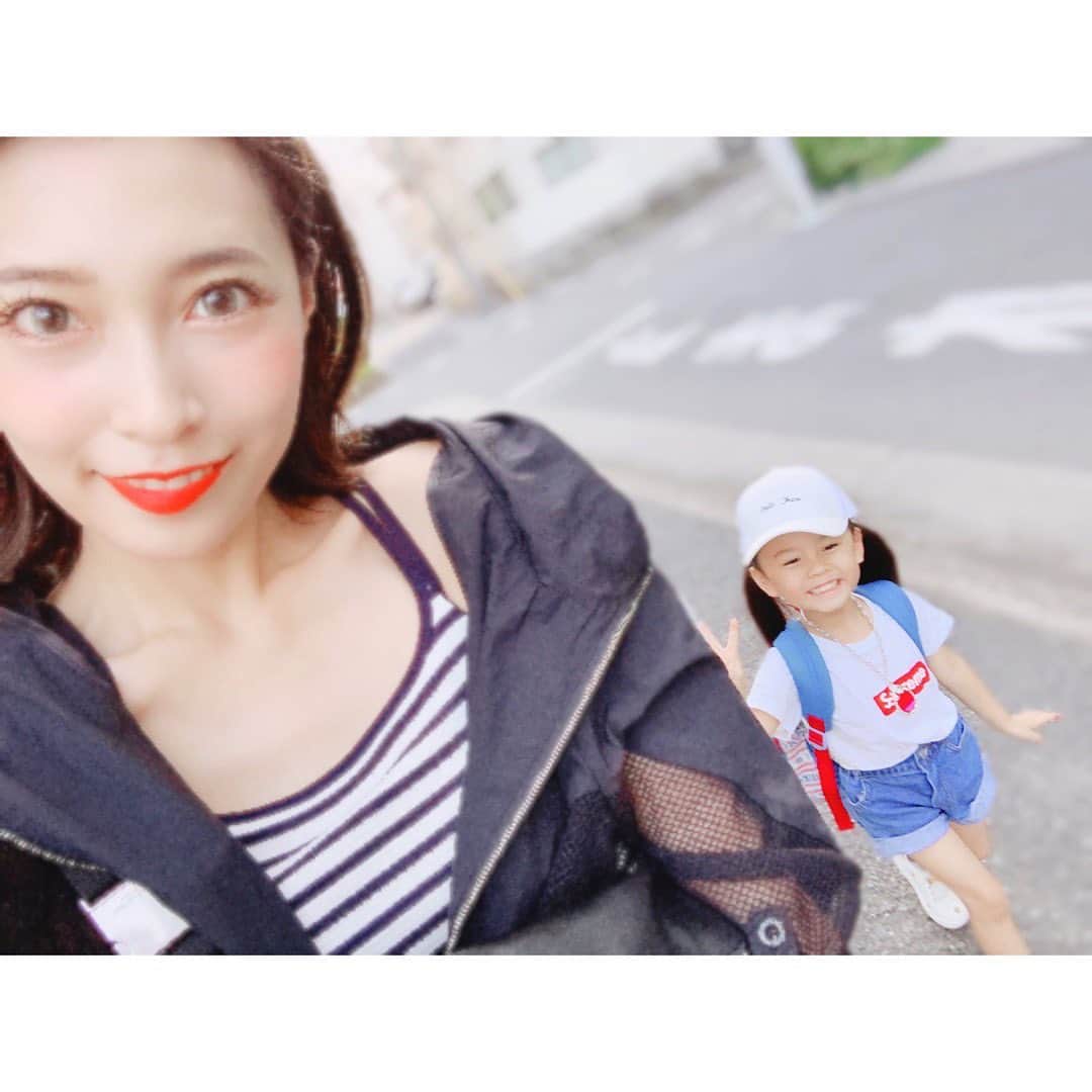 川村えなのインスタグラム：「モンスターペアレントとは自分では気づかないと思う、八つ当たりと過保護。 そうじゃないにしろ、自分の子を守りたくて他人に自分の意見を押し付けてる？  でもそれ、逆効果だと思わない？  教師も人間だから、 この子の親はめんどくさいから、 当たり障りない教科書通りに接しておこうって思われて、対して相手にしてもらえない子供に…親が仕向けてるとも思うけど。  言いたい事があっても、子供のためを思ったら飲み込む事だって大事じゃない？？ 臨機応変ってやつですね。。 あ、明日はあなたの番です。 見逃せない！！みてね！！ ※私が出ているわけではないwww⚠︎」