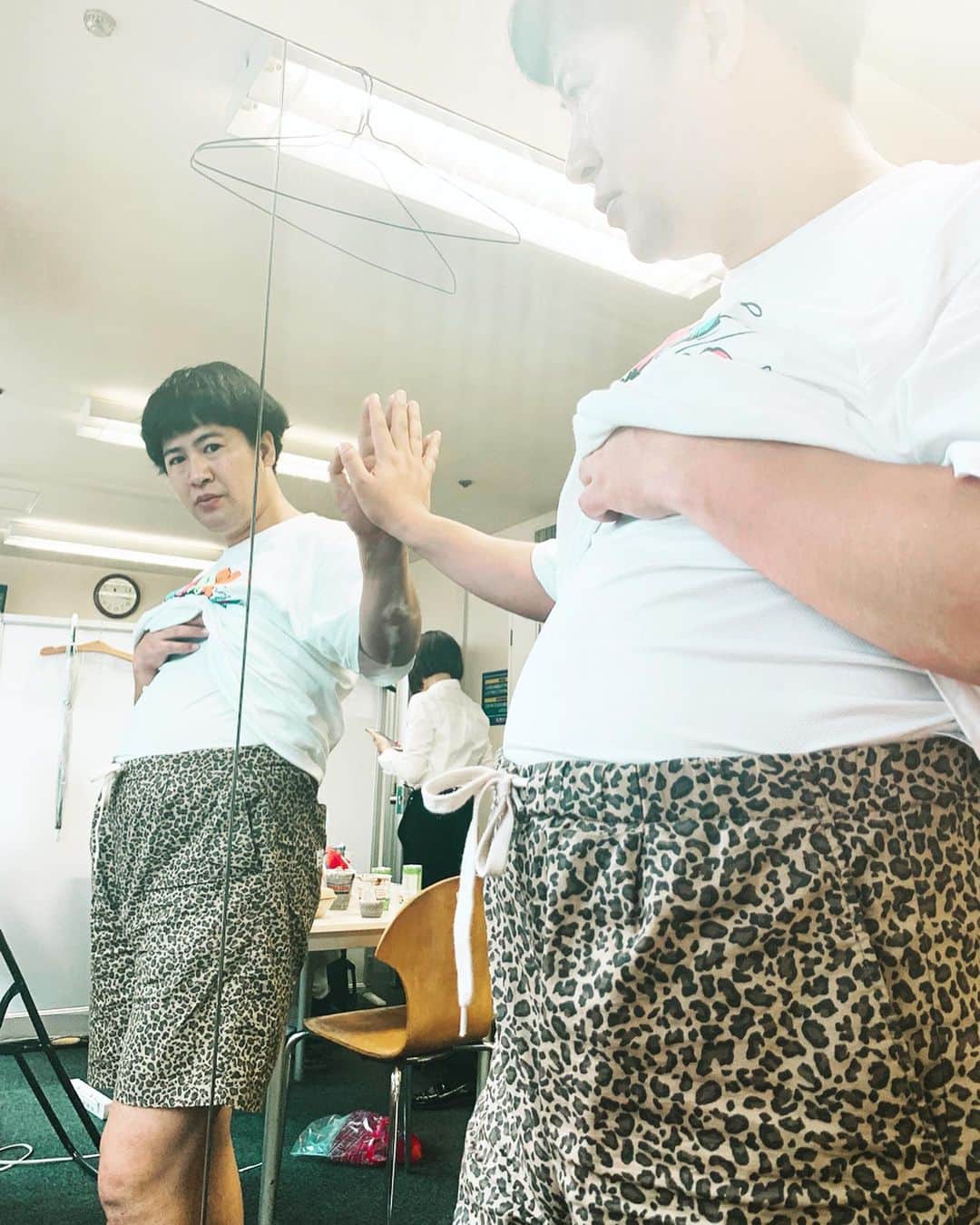 小川暖奈のインスタグラム：「いま、鏡越しにお腹みせられてる。。。」