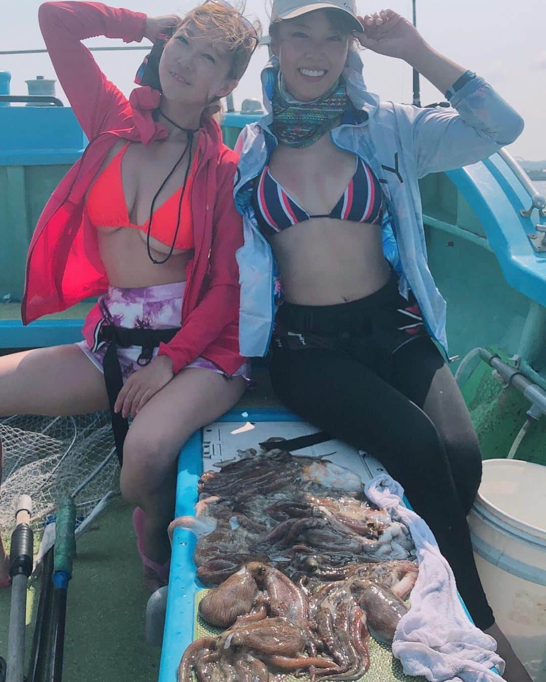 あさいあみさんのインスタグラム写真 - (あさいあみInstagram)「しほみんとタコ釣り🐙﻿ 今年でもう4回も行ってる、、﻿ ﻿ 明石と富津と最後は東京湾﻿ ﻿ 今年はタコは爆釣りって聞いたものの、﻿ 満足した釣果がなくて悔しくてww﻿ タコ釣り自体ビギナーでも誰でも釣れるのに﻿ 私は合わせられなくてずっとバレたり﻿ 私だけタコが乗ってくれないとかで﻿ 苦戦してたww🐙﻿ ﻿ そんな時今日放送の﻿  #イージーフィッシング のロケで﻿ タコ釣りがめちゃくちゃ良かったと聞いて﻿ わざわざ川島さんの動画を送ってもらいww﻿ DUELのタコやんスッテを使った結果﻿ ﻿ 2人で20杯ゲット〜🐙💕💕﻿ あー、良かった、、﻿ ﻿ 今年はタコ釣り終了🐙﻿ ﻿ ﻿ #ビキニアングラー #吉野七宝実 #あさいあみ #グラビア #グラドル #グラビアアイドル #DUEL #デュエル #一ノ瀬丸 #たこ #たこ釣り #fishinggirls#釣りキチあみ平」8月24日 12時59分 - asai_ami