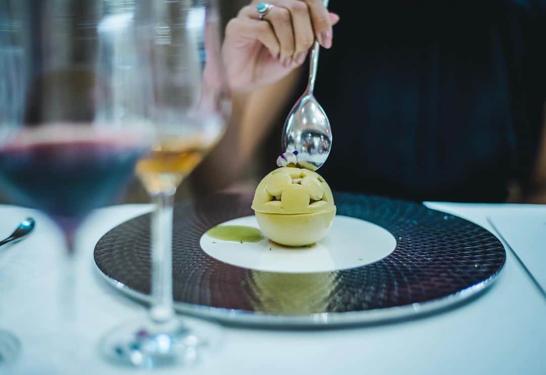 中野晴代さんのインスタグラム写真 - (中野晴代Instagram)「・ このデザート美味しかった♪ メレンゲのボールをサクッと割って、 中のムースと一緒に食べました♪ ・ ・ #GourmetJourney #グルメジャーニー #westintokyo #Victors #ウェスティンホテル東京 #ビクターズ #ミシュラン2つ星 #小林圭 #keikobayashi #chefkei #Michelinstar」8月24日 12時59分 - haruyonakano