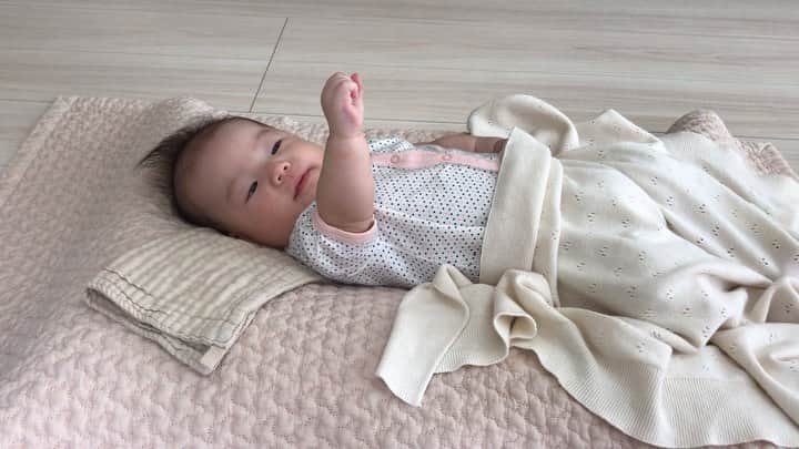 のインスタグラム：「右手を認識中。左手はまだな様子。  そして万歳セルフねんね。  #ハンドリガード #handregard  #お嬢  #今日からおむつ新生児用を卒業」