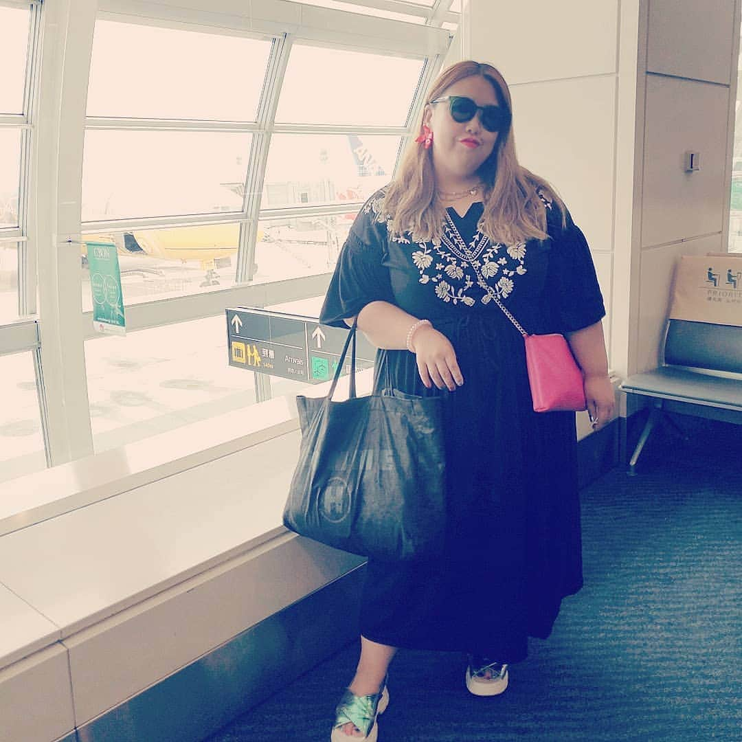 ミナコさんのインスタグラム写真 - (ミナコInstagram)「in羽田空港❤️ キラキラ関係&どんぐりパワーズ 同期で営業だよん💛💚💙💜 #punyus#プニュズ#plusmodel #plusfashion #curvyfashion #curvywomen #curvy#棉花糖女孩#肉肉女 #plussize#ぽっちゃり#ぽちゃコーデ#ぽちゃかわ#激ぽちゃ#ミケポ#デブカワ#ぽっちゃり好きと繋がりたい#デブ女#巨尻#メイク#古着#ヴィンテージ#カラフル#派手」8月24日 13時00分 - mi7kooooo