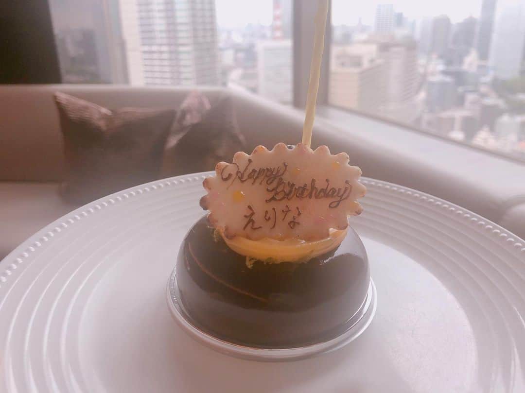 増田愛里菜のインスタグラム：「お誕生日3月なのだけど、お祝いしてもらった😊🧁💕 . . . サプライズ過ぎて目見開いてたと思う🤗👀💡笑 . . . 30歳なってハッピーなこと多すぎるね🥺❣️ . #BD #birthday #instadaily #fashion #makeup #nail #nails #salon #beauty #ANA #anaintercontinentaltokyo #誕生日 #ケーキ #サプライズ」