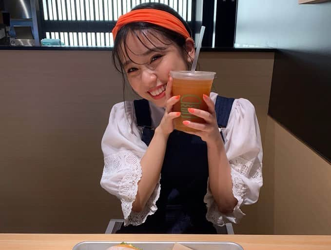 山尾梨奈さんのインスタグラム写真 - (山尾梨奈Instagram)「🍔 @shakeshackjpn 京都四条烏丸店 初めて行ってきたよ〜〜. . これは#シュルームバーガー ！ "3種のとろけるチーズを包みサクッと揚げたポートベローマッシュルームのバーガー" って書いてたからもうこれしか見えなかった🔍. . ドリンクはメニューに載ってないけど 店員さんに教えてもらったやつで、 マンゴーのレモネードとアイスティーの50/50 めっちゃ美味しかったよ🤤🍋🥭. . #kyoto #京都グルメ #京都ランチ #推し京都 #shakeshack #ハンバーガー #レモネード」8月24日 13時07分 - yamarina_1210