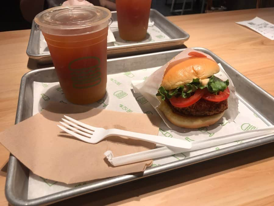 山尾梨奈さんのインスタグラム写真 - (山尾梨奈Instagram)「🍔 @shakeshackjpn 京都四条烏丸店 初めて行ってきたよ〜〜. . これは#シュルームバーガー ！ "3種のとろけるチーズを包みサクッと揚げたポートベローマッシュルームのバーガー" って書いてたからもうこれしか見えなかった🔍. . ドリンクはメニューに載ってないけど 店員さんに教えてもらったやつで、 マンゴーのレモネードとアイスティーの50/50 めっちゃ美味しかったよ🤤🍋🥭. . #kyoto #京都グルメ #京都ランチ #推し京都 #shakeshack #ハンバーガー #レモネード」8月24日 13時07分 - yamarina_1210