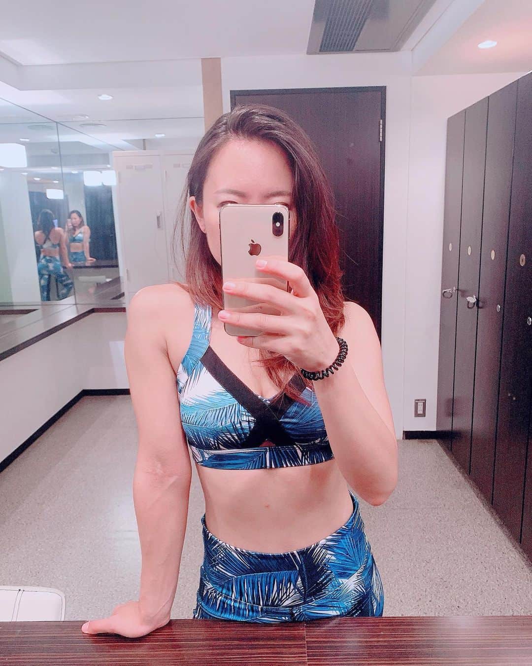 長嶺菜菜子のインスタグラム：「﻿ ﻿ むふふふ( '∀︎' )﻿ ﻿ ﻿ 今年の目標は懸垂が出来るようになる事👈﻿ ﻿ ﻿ だんだんと出来つつあるでぃ∠︎(　˙-˙ )／﻿ ﻿ ﻿ Pic2枚目... 懸垂初めまして﻿ Pic3枚目... 1ヶ月後﻿ Pic4枚目... さらに3週間後﻿ ﻿ ﻿ はじめた時よりだいぶ出来るようになってるでし﻿ ﻿ 1ヶ月半での成果﻿ ﻿ あと少し🤩🤩﻿ ﻿ ﻿ ﻿ ﻿ 私よりひ弱な男の先輩が懸垂3回くらい出来るって言うのを聞いて﻿ 負けず嫌いではじめた懸垂﻿ ﻿ ﻿ 懸垂ってムズイで( '∀︎' )﻿ ﻿ ﻿ wear ... @lavia_sport  sports gym ... @beasty_gym  sports trainer ... @hiroki15_beasty ﻿ ★------------------------------------------------☆﻿ #筋トレ #筋トレ女子 #筋トレ好き ﻿ #懸垂 #懸垂したい #負けず嫌い﻿ #背中の筋肉いい感じ﻿ #スポーツウェア﻿ #トレーニングウェア﻿ #ラヴィアスポーツ」