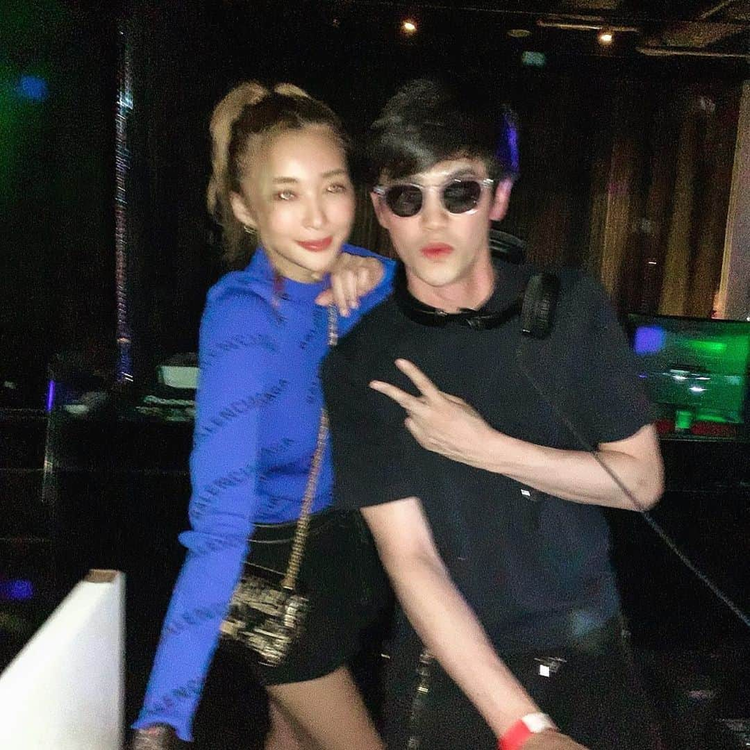 濱野りれさんのインスタグラム写真 - (濱野りれInstagram)「Nightclubbing in a while with an old friend and premium tequila😈💜 #Cavadeoro Had a blast💜 -- 久しぶりにパーティー💙 テキーラ飲めないけどオロだけは飲める😋 楽しかったー💙 -- #nightout#nightclubbing#nightclub#housemusic#fridaymood#fridaynight  #tequila#partytime#nightouttfit#balenciaga#redvalentino#chanel2019aw#chanelbag#xexnihonbashi #xex日本橋#俱乐部#클럽#클럽룩」8月24日 13時10分 - riregram