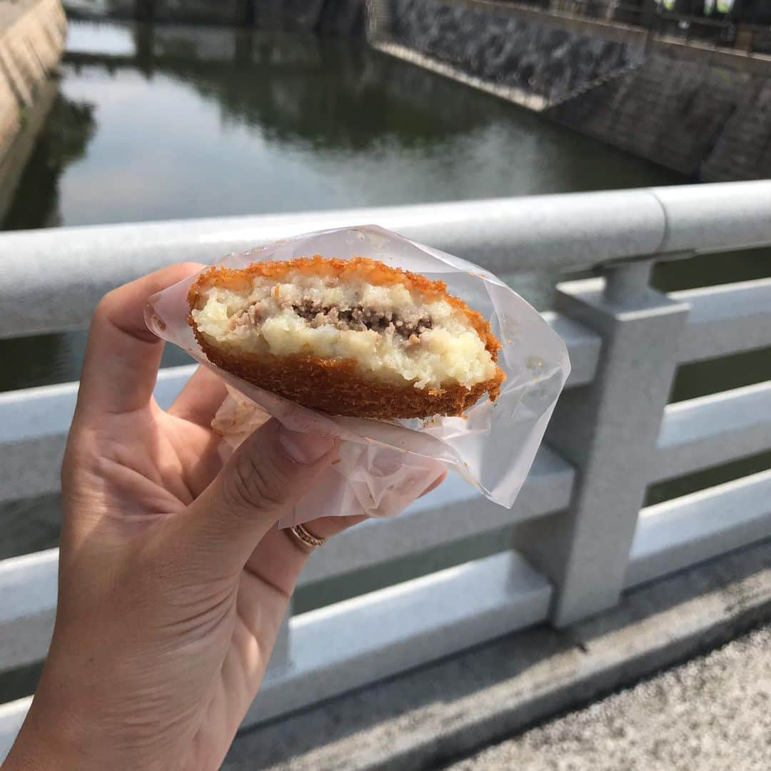 きゃっするひとみーさんのインスタグラム写真 - (きゃっするひとみーInstagram)「丸亀城に向かう途中食べたもの🤤❤️ . 数年前に行って美味しかった #はゆか さんでぶっかけうどん😍😍😍😍ちく天ととり天も😍 . #金刀比羅宮 に行って一番上まで登って、そのまま駅の方へ行ってぷーらぷらしながら姉が美味しいって教えてくれたコロッケ😍 #平岡精肉店 . 夜は土器川の #一鶴 😭😭❤️心斎橋にもあるけど、一度本場で食べたかったから嬉しかった😍 . 翌日は徳島ラーメン食べて帰ろう！と #いのたに か #巽屋 のつもりが定休日にお盆休み😭 . 一番近くにあった東大で食べたよ😂難波にあって行ったことあったので、違うとこで食べたかったけど美味しかった😍 . 金刀比羅さん、この時期に登るの危険やな。笑 涼しい顔してるけど、汗だくでした。笑 . たくさん美味しいうどん屋さんに徳島ラーメンのお店教えてもらったので、次回はぜひ行きたい！！コメントに残してもらえると助かります🙇‍♂️❤️」8月24日 13時36分 - takaxjumppp