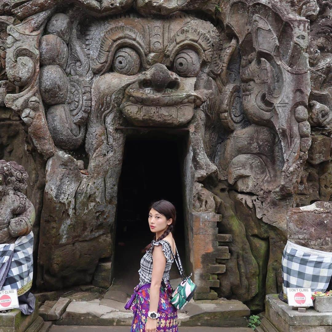 辻井美香さんのインスタグラム写真 - (辻井美香Instagram)「Goa gajahは9世紀に建てらてた寺院。 この中は、メディテーションする場所らしい。 沢山の思いがありました。私もここに魂置いてきたのか、日本に帰ってからもぬけの殻でした...笑  #goagajah #bali #balitrip #ruins #travelgram #tripadvisor #tripaddicts #explorebali #exploreworld #baliindonesia #travelinlady #womanwhotravel #印尼」8月24日 13時39分 - tsujii_yoshika