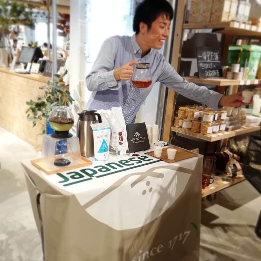 のインスタグラム：「<MARKET-Hibiya> 日比谷店では一保堂茶舗さん(@ippodotea )にお越しいただき、極上ほうじ茶の試飲販売を行っております。 ほうじ茶は冷たくしても温かくても、美味しくごくごくいただけます。 玉露の試飲もできますので、ぜひこの機会にお試しください！ . みなさまのお越しをお待ちしてます。 *なくなり次第終了となります。 . #todaysspecial  #トゥデイズスペシャル #hibiya #東京ミッドタウン日比谷 #ippodo」
