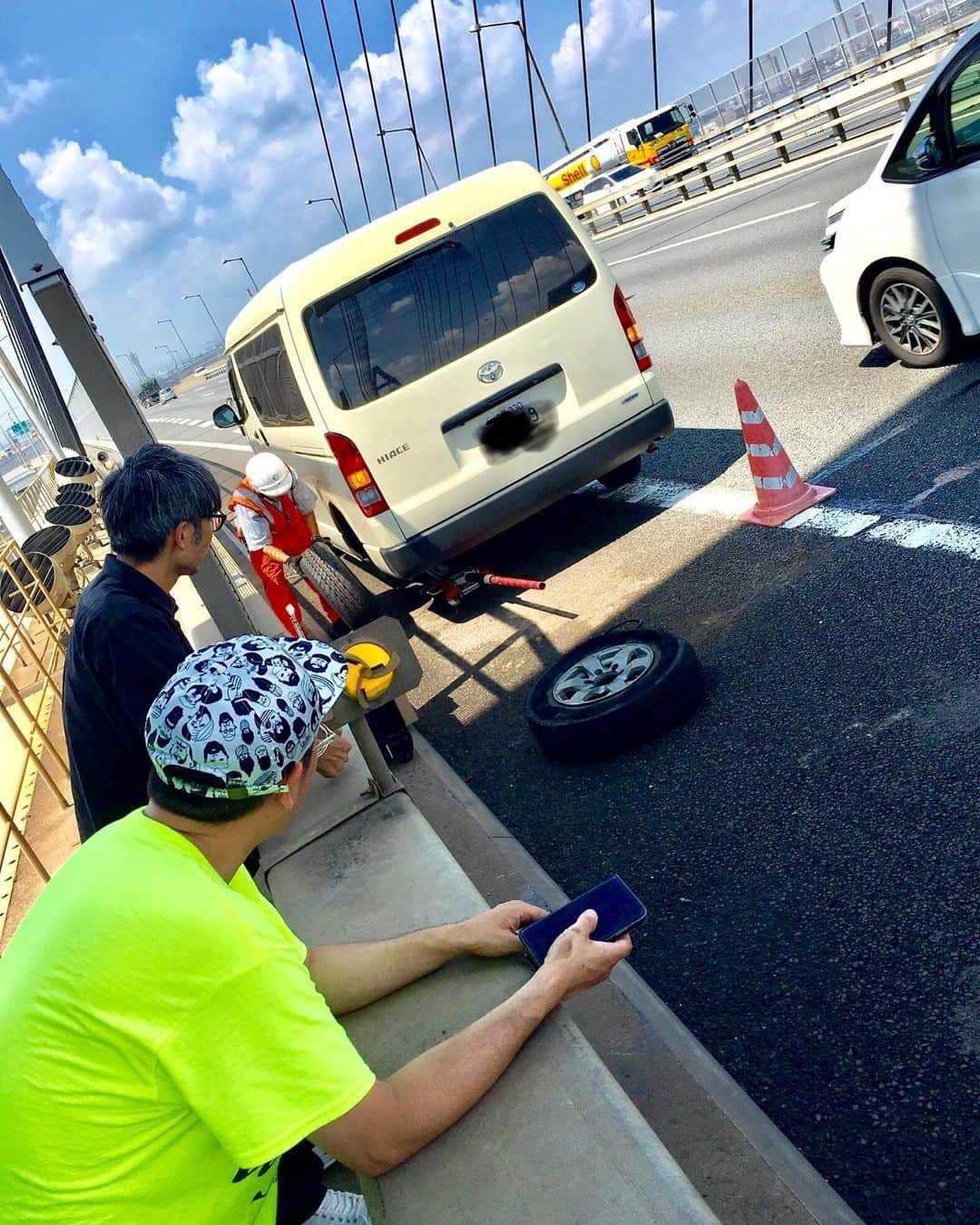 荒井岳史さんのインスタグラム写真 - (荒井岳史Instagram)「『PLAYTHINGS TOUR』にて神戸に向かう途中で、車のタイヤがバーストしてしまいました😭  幸い事故にもならず、全員無事です！ 皆さま、タイヤは命を乗せていますので定期的なチェックをよろしくお願いします！  タイヤは先程お店で全交換しまして、無事に神戸に向かっております！」8月24日 13時49分 - takeshi_arai