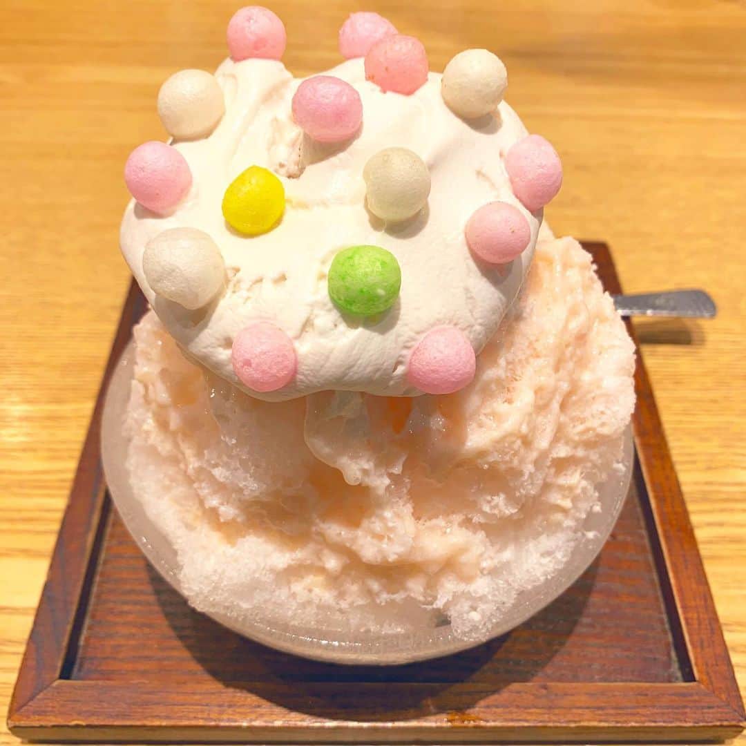 紀伊さつきのインスタグラム：「かわいいかき氷🍧 もう先週ですが、先輩方や同期、後輩さんたちも出演の#えとほとん の朗読ライブを見にいったあと、ことさんやことさんのラブリーな息子ちゃんうったんも一緒に、かき氷ブーム大到来中のういよさんに連れて行っていただきました☺️✨ ・ #天王寺 #あべのハルカス #かき氷  #カフェソラーレtsumugi  #ももとさくらんぼ #最強  #おいりは自分で配置 #センスのなさが現れます #それでも可愛い #ごちそうさまでした」