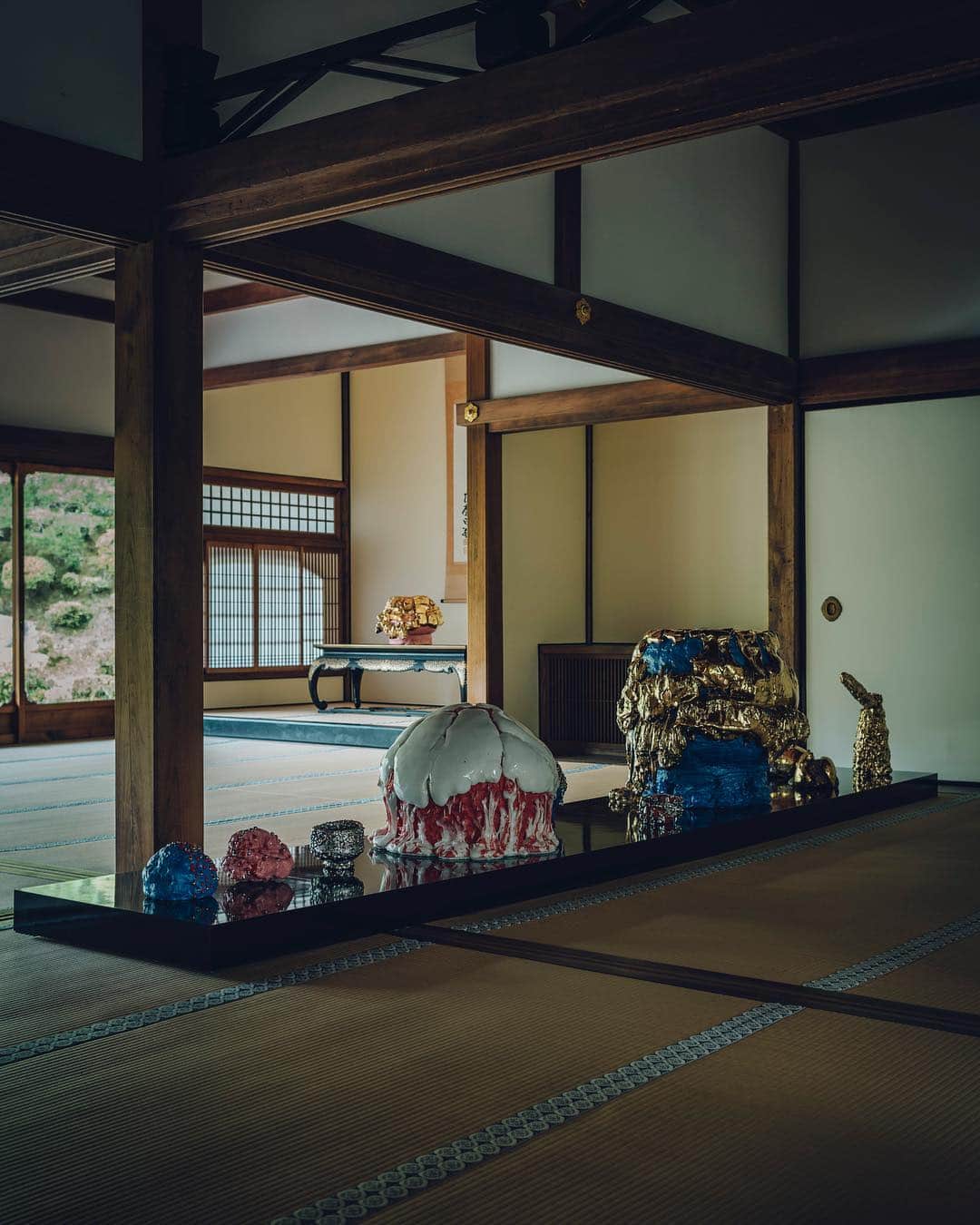 のインスタグラム：「Takuro Kuwata exhibition | 桑田卓郎展  8.3 - 8.25, 2019 The transitions of seasons; people coming and going; a landscape of a myriad prayers. With a history of over 1,200 years, Kiyomizu-dera Temple in Kyoto has since 2012 partaken in the FEEL KIYOMIZUDERA project, which aims to capture the essence of "now", expressed not only in the form of Buddhist statues and structures, but also in the innumerable accumulated moments and expressions that have and will continue to emerge into existence. This year's exhibition will present the work of Takuro Kuwata. In the midst of the ancient history of such places of art creation as Kiyomizu-dera Temple's Jojuin and Kyodo Hall, it is a precious opportunity to encounter new moments and possibilities. *More details : FEEL KIYOMIZUDERA Web site  8/3～8/25、成就院と経堂にて、桑田卓郎展「日々（にちにち）」を開催します 「制作するということは、今を生きているこの現実の中で、出会いや別れ、時に何もわからず衝動に駆られ無心になること、様々なことを感じた過程が形に現れて行く行為。」と語る桑田卓郎氏。その作品から感じる「祈りのかたち」とは・・・。 清水寺を舞台に、表現活動を通して「祈りのかたち」を模索する「FEEL KIYOMIZUDERA」プロジェクトは、2012年の立ち上げ以来、音楽、舞踊、写真、映像など様々なアーティストとのご縁を結んできました。  https://feel.kiyomizudera.or.jp/project/856 Photo : Tea Bowl, 2017 © Takuro Kuwata Courtesy of KOSAKU KANECHIKA」
