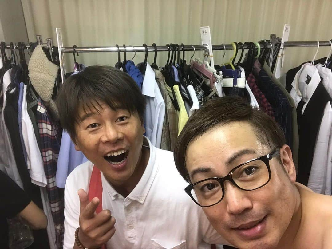 ロッシーさんのインスタグラム写真 - (ロッシーInstagram)「関根勤芸能生活45周年記念講演 カンコンキンシアター33 〜50.60は、あたり前〜 を、熊ちゃんと見に行きました！ めちゃくちゃ 笑いました！ めちゃくちゃ #関根勤 さんで、 めちゃくちゃ #ラッキィ池田 さんで、 めちゃくちゃ #キャイーン さんで、 めちゃくちゃ #中村嘉夫 さんで、 めちゃくちゃ #ずん さん で、 めちゃくちゃ #森一弥 さん で、 めちゃくちゃ #平子悟 さんで、 めちゃくちゃ #イワイガワ さんで、 めちゃくちゃ #神部美咲 さんで、 めちゃくちゃ #飯田あすか さんで、 めちゃくちゃ #クオーレ さんで、 めちゃくちゃ #浅井企画 さんなライブでしたよ！ 笑いの満腹で、帰りましま！ 今日と明日ラストまで、笑かしまくって下さい！ ありがとうございました！ 関根さん45周年おめでとうございます！ お腹いっぱいです！ #野性爆弾 #ロッシー #より。」8月24日 13時46分 - yaseibakudan_rossy