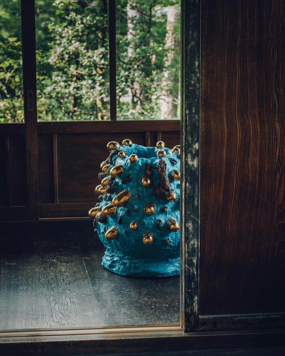 のインスタグラム：「Takuro Kuwata exhibition | 桑田卓郎展  8.3 - 8.25, 2019 The transitions of seasons; people coming and going; a landscape of a myriad prayers. With a history of over 1,200 years, Kiyomizu-dera Temple in Kyoto has since 2012 partaken in the FEEL KIYOMIZUDERA project, which aims to capture the essence of "now", expressed not only in the form of Buddhist statues and structures, but also in the innumerable accumulated moments and expressions that have and will continue to emerge into existence. This year's exhibition will present the work of Takuro Kuwata. In the midst of the ancient history of such places of art creation as Kiyomizu-dera Temple's Jojuin and Kyodo Hall, it is a precious opportunity to encounter new moments and possibilities. *More details : FEEL KIYOMIZUDERA Web site  8/3～8/25、成就院と経堂にて、桑田卓郎展「日々（にちにち）」を開催します 「制作するということは、今を生きているこの現実の中で、出会いや別れ、時に何もわからず衝動に駆られ無心になること、様々なことを感じた過程が形に現れて行く行為。」と語る桑田卓郎氏。その作品から感じる「祈りのかたち」とは・・・。 清水寺を舞台に、表現活動を通して「祈りのかたち」を模索する「FEEL KIYOMIZUDERA」プロジェクトは、2012年の立ち上げ以来、音楽、舞踊、写真、映像など様々なアーティストとのご縁を結んできました。  https://feel.kiyomizudera.or.jp/project/856 Photo : Tea Bowl, 2017 © Takuro Kuwata Courtesy of KOSAKU KANECHIKA」