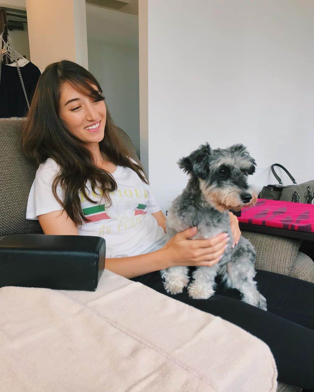ジュディ舞衣のインスタグラム：「When you can get your nails done while holding the cutest doggy in your lap🥰💕 ． ． ずーっとお世話になっているネイリストのゆうこさんが新しいサロンをオープンしました✨ 可愛すぎるアズちゃんと一緒に撮影できて幸せ💓 @toreaque  #ネイル #ジェルネイル #ネイルサロン #ミニチュアシュナウザー #保護犬 #toreaque #nails #gelnails #tokyonail」