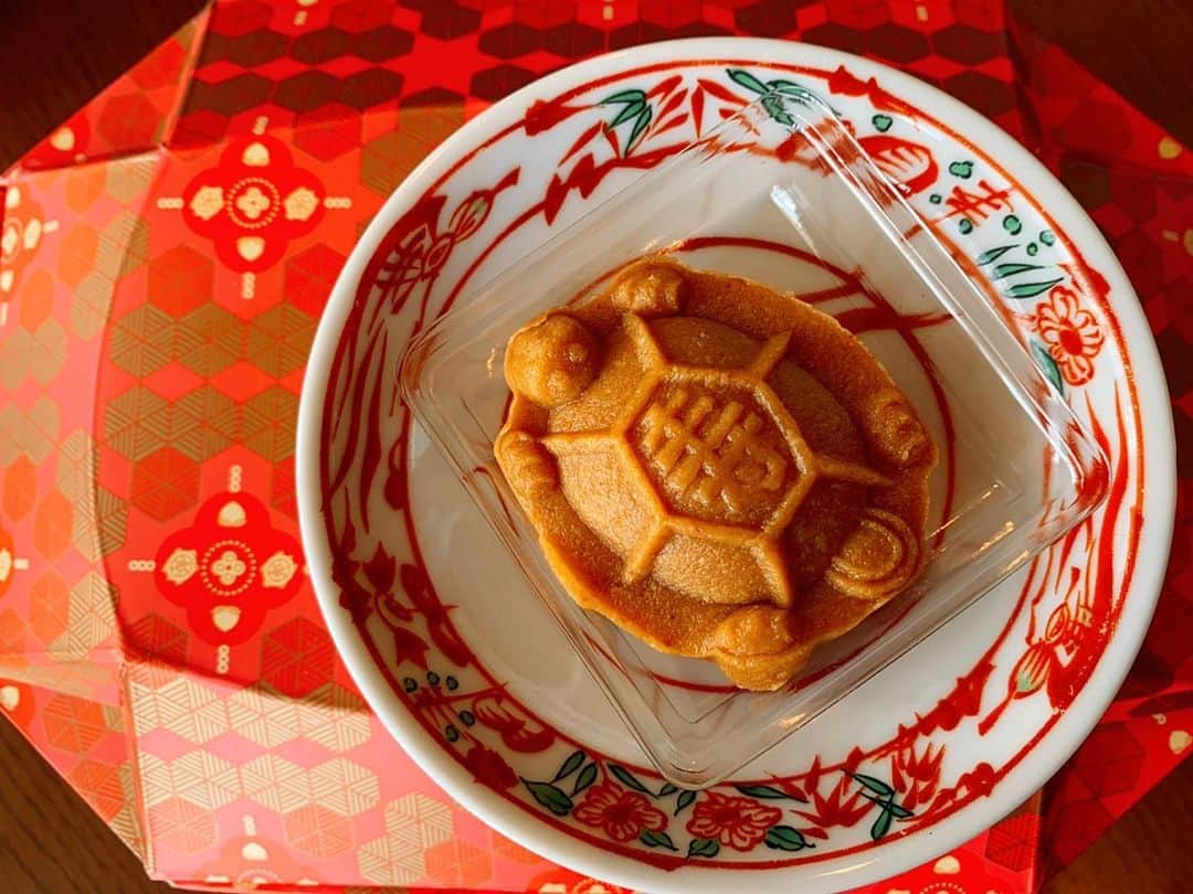 のインスタグラム：「#台湾土産 #平安龜 . .  パイナップルケーキも好きだけれど、初めていただいた亀🐢の形のお菓子🤤❤️ ピーナッツの風味と黒胡麻あんがマッチしてて美味しいっ❤️ . . . . . . #インスタ映え #台湾スイーツ #台湾お菓子 #台湾 #yunnaログ」