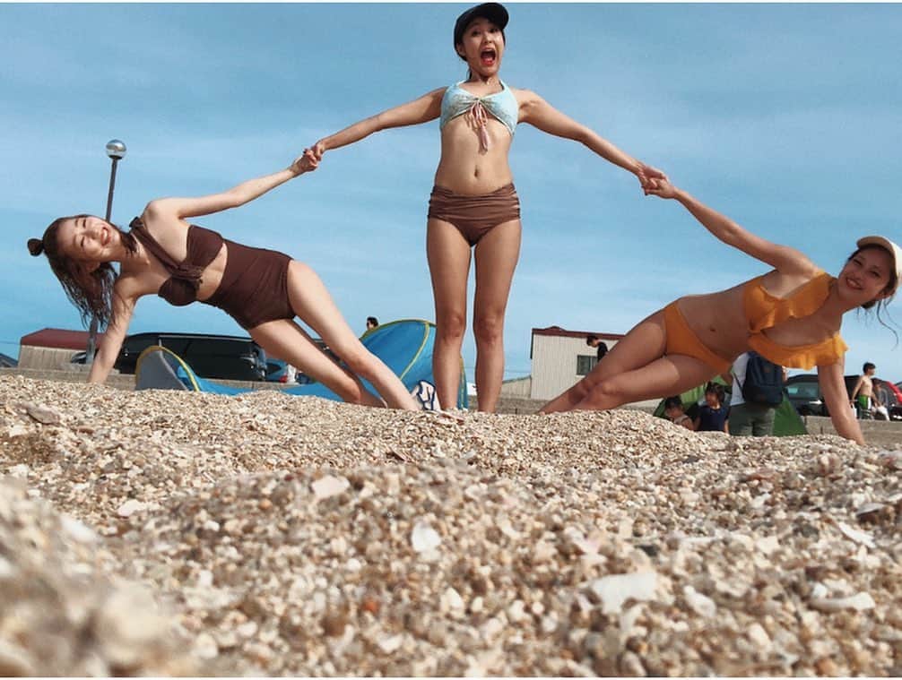 松尾 瞳さんのインスタグラム写真 - (松尾 瞳Instagram)「海投稿もちょっとだけさせて🏖 . 組み立て体操がんばる図🤸‍♀️🤸‍♀️🤸‍♀️ . 東京の人に組み立て体操って言ったら伝わらなかったんだけど、みんななんて言うの？？ . #海 #砂浜 #ビーチ #楽しみ方アクティブすぎ #張ったテントに入ったの飲み物取り出す際の1回のみ⛺️」8月24日 14時16分 - hitomimatsuo.09