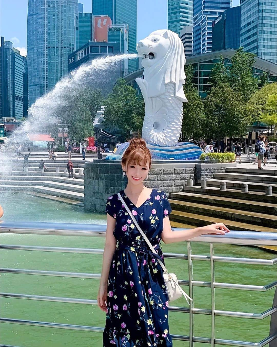 八鍬里美さんのインスタグラム写真 - (八鍬里美Instagram)「シンガポール旅行🇸🇬ヽ( ¨̮ )ノ ホテルも街もキレイで楽しい(´∀`)✨ マーライオンと写真撮った️よ〜🦁♥️ 久しぶりにゆっくり旅行できて嬉しいな♪ 今日はユニバに来てるからまた写真もupします💕 . #singapore#シンガポール#singaporetrip#マーライオン#merlionsingapore#旅行#女子旅#夏の思い出#楽しい#ミシェルマカロン」8月24日 14時19分 - satomi_yakuwa