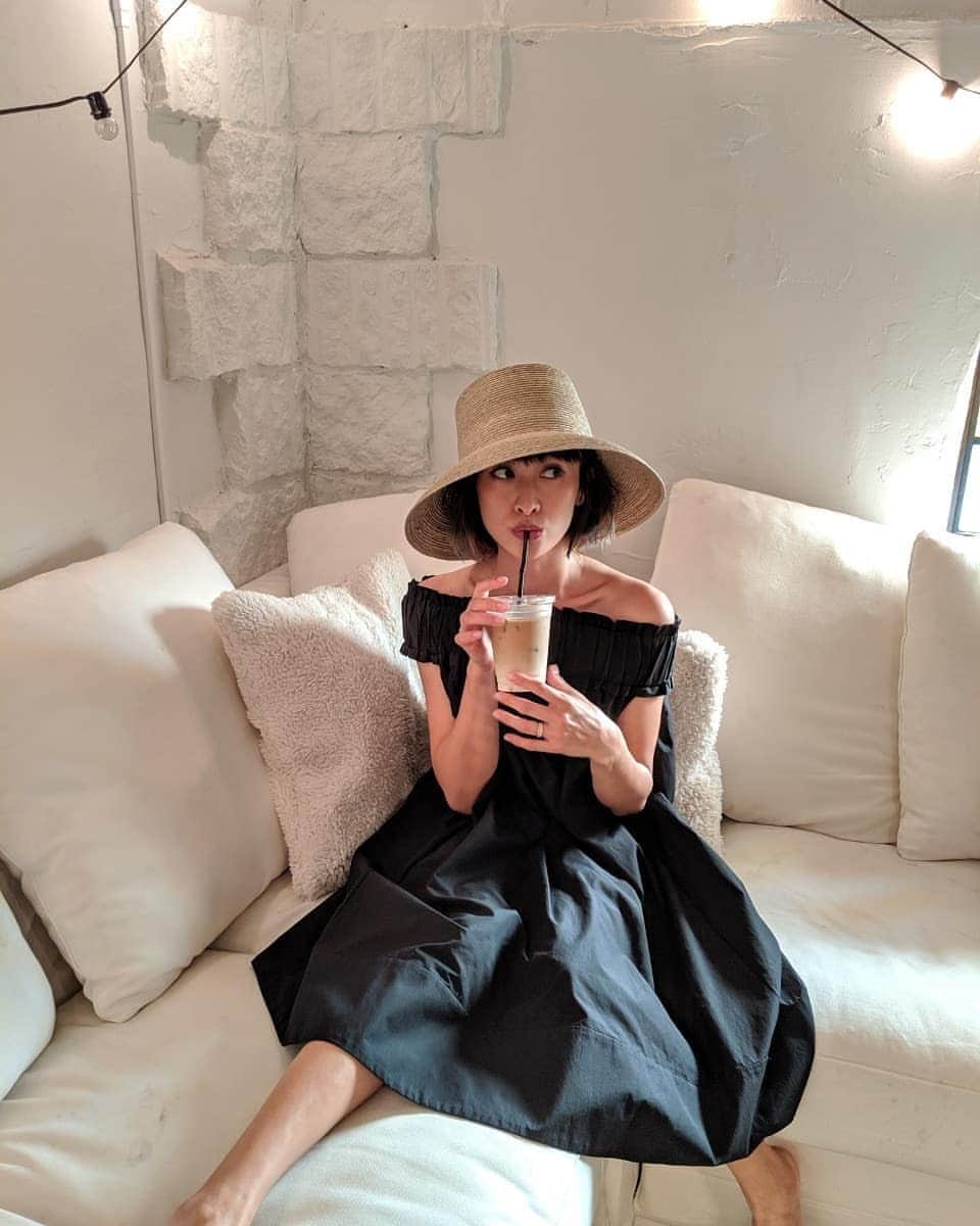のインスタグラム：「#優の私服  #outfit  オフショルダーワンピース たまには、女の子らしい格好もね♥️ デコルテが綺麗に見える優秀ワンピです♥️ 水着の上からサラっと着れたり、 １枚でパッと着れるので、楽チン。  ポケットが付いてるのも優秀！  @the_weekend_hotel  #theweekendhotel  #onepiece  このhatも、大活躍！！！ #hat ➡️ #irojikake @irojikake  #ワンピース #リゾートワンピース」