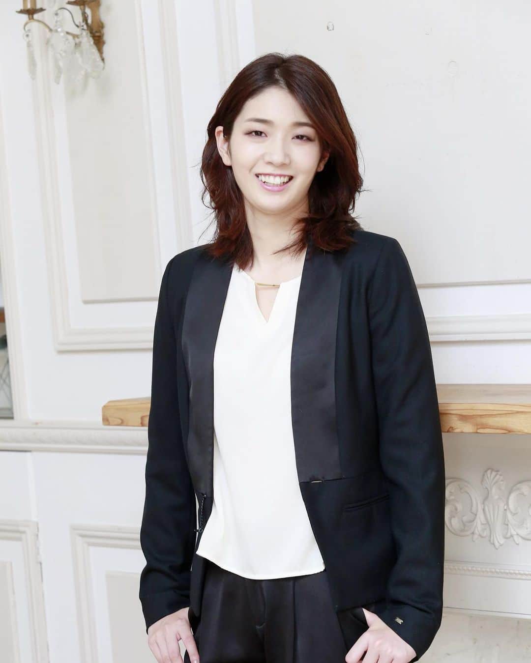 優ひかるのインスタグラム：「お知らせです✨﻿ ﻿ 実は8月28日水曜日﻿ YBSラジオ﻿ 『キックス』に﻿ 午後3時ごろから出演させて頂きます。﻿ 出演させて頂く水曜日は、﻿ いしいそうたろうさんがメインパーソナリティー！﻿ そして﻿ 大好きな海野アナウンサーがアシスタント﻿ 今からお話できるのが楽しみです✨﻿ ﻿ そして、初めて生放送にも出演させて頂きます。﻿ 山梨県にお住みの皆様にはおなじみ﻿ YBSテレビ『てててTV』﻿ 午後4時30分頃から生出演です✨✨﻿ 初めての生放送緊張しますが、﻿ 実は、お知り合いの三浦実夏アナウンサー﻿ とご一緒できるのも楽しみ‼️﻿ ぜひご覧頂けたらと思います✨✨﻿ ﻿ 9月8日のオルゴールの森美術館﻿ リハも着々と進んでおります。﻿ ぜひ遊びにいらしてくださいねー！﻿ ﻿ 予約開始は﻿ 8月26日月曜日から﻿  0555-20-4111です✨﻿ ﻿ 夏の河口湖は気候も良くておススメです✨﻿ 今話題のインスタ映えスィーツや﻿ おしゃれなカフェ、美味しいご飯も沢山あります。﻿ ﻿ 夏の思い出の１つに如何でしょうか？？﻿ ﻿ #YBSラジオ#YBSテレビ﻿ #キックス#てててTV#目指せ県民総出演﻿ #出られて嬉しい#山梨#生放送﻿ #9月はあと１つイベントがあります。﻿ #それはまたご案内させて下さい﻿ #元宝塚歌劇団#月組#優ひかる」
