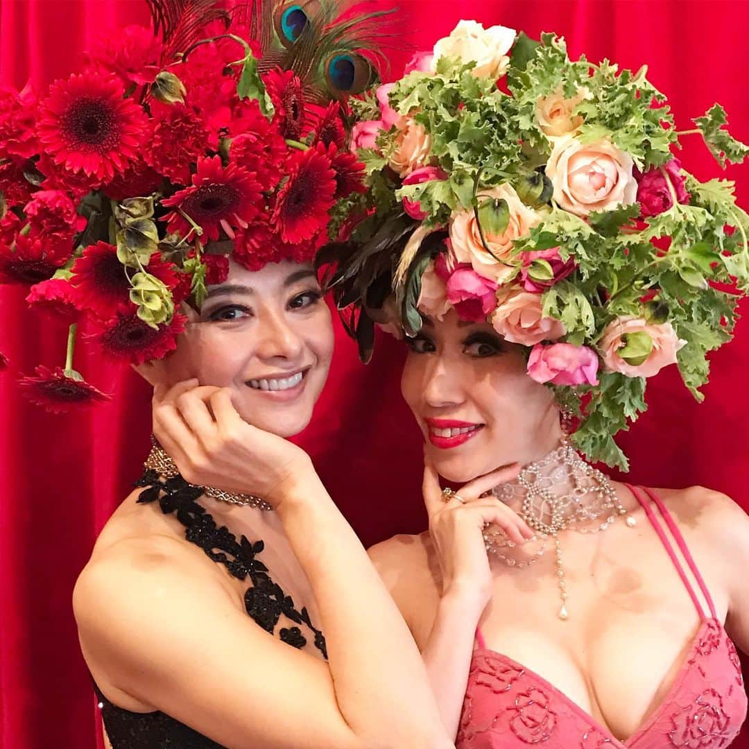 間々田佳子のインスタグラム：「お花からエネルギーをいただくと ちょっと自分がイイオンナになった 気分になる…💕✨😆 #間々田佳子 #お花と私 みんなもやってみたい？」
