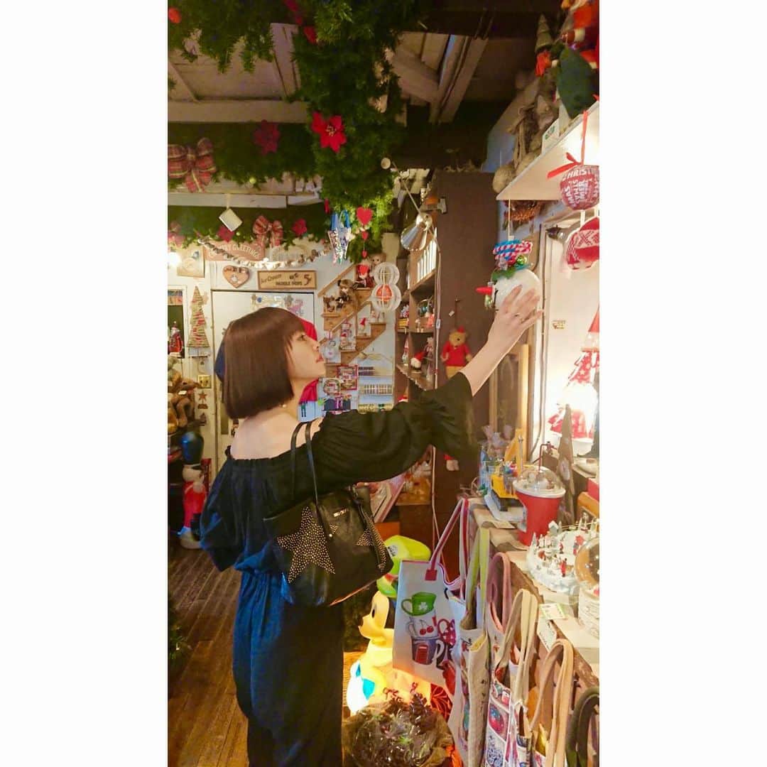 松下萌子のインスタグラム：「大好きな 横浜の #クリスマストイズ 1年中クリスマスだなんて本当に幸せ。 このお店の出会いは18歳。 わかる人にはわかる、歌手デビューした頃 #雨あがり のPV撮影で #ブリキのおもちゃ博物館  の撮影の時 撮影場所として使わせて頂きました。私にとっては思い出の場所。 時代は巡り巡って #北原照久 さんにご挨拶出来たり 色んな繋がりをくれる #喜多一郎 監督にも感謝。  夜は親友達とホルモン🥰 幸せな1日でした。 #松下萌子 #moeco #yokohama #上野なつひ」