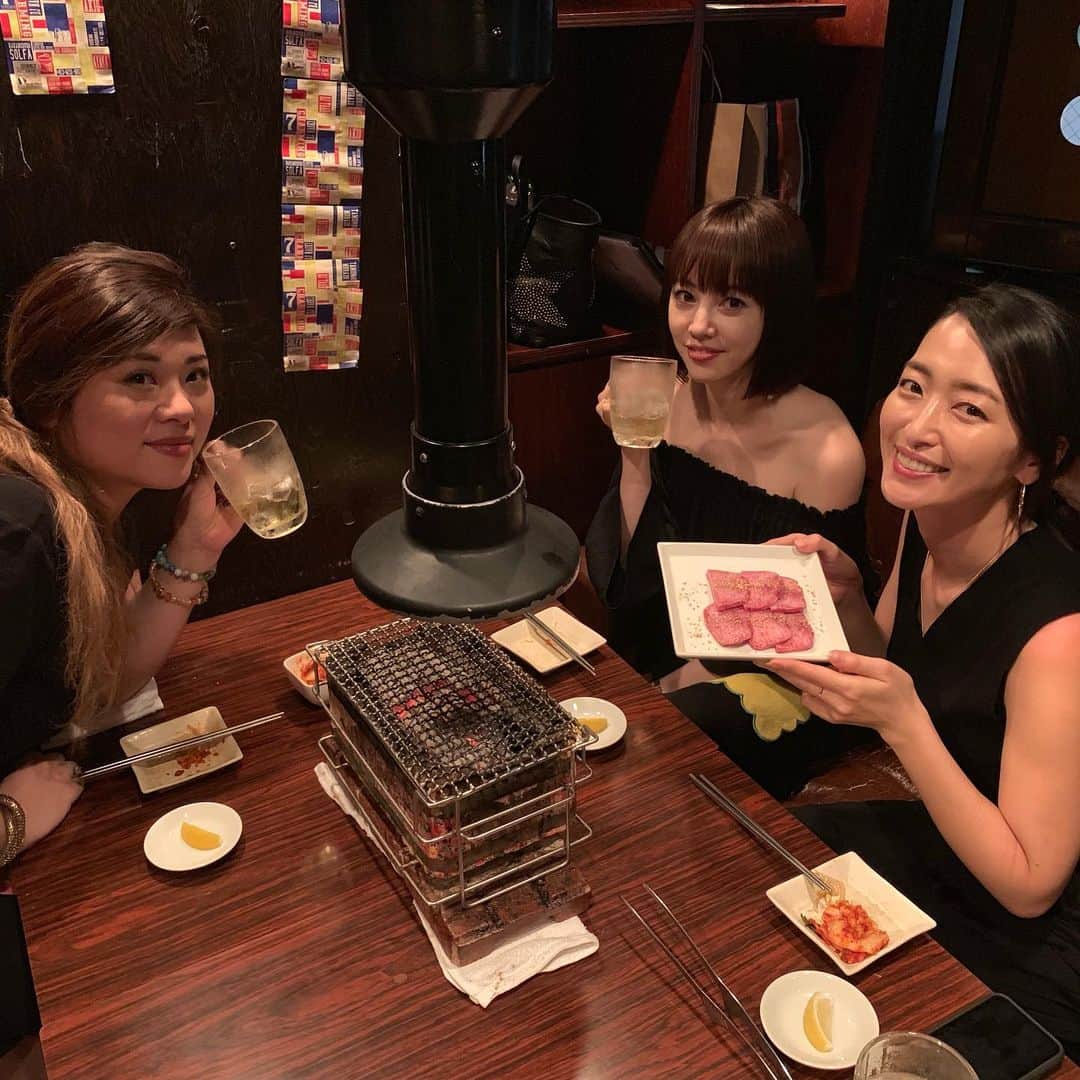 松下萌子さんのインスタグラム写真 - (松下萌子Instagram)「大好きな 横浜の #クリスマストイズ 1年中クリスマスだなんて本当に幸せ。 このお店の出会いは18歳。 わかる人にはわかる、歌手デビューした頃 #雨あがり のPV撮影で #ブリキのおもちゃ博物館  の撮影の時 撮影場所として使わせて頂きました。私にとっては思い出の場所。 時代は巡り巡って #北原照久 さんにご挨拶出来たり 色んな繋がりをくれる #喜多一郎 監督にも感謝。  夜は親友達とホルモン🥰 幸せな1日でした。 #松下萌子 #moeco #yokohama #上野なつひ」8月24日 14時35分 - moecochalkart