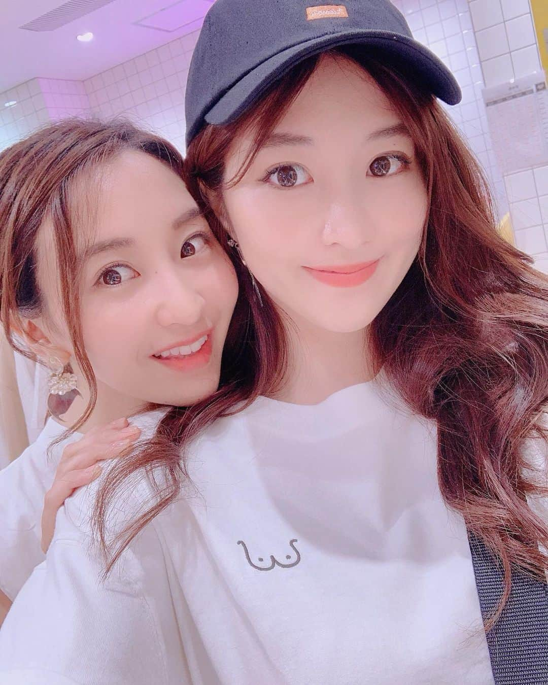 葉加瀬マイさんのインスタグラム写真 - (葉加瀬マイInstagram)「おっぱいＴシャツ👭💓 こうじょうちょー @kojocho924 さんのチャンネルでコーデ対決してるよ😘  #YouTube #こうじょうちょー #マイとアヤエの姉妹散歩 #姉妹 #자매스타그램 #nicoron」8月24日 14時52分 - m.hakase