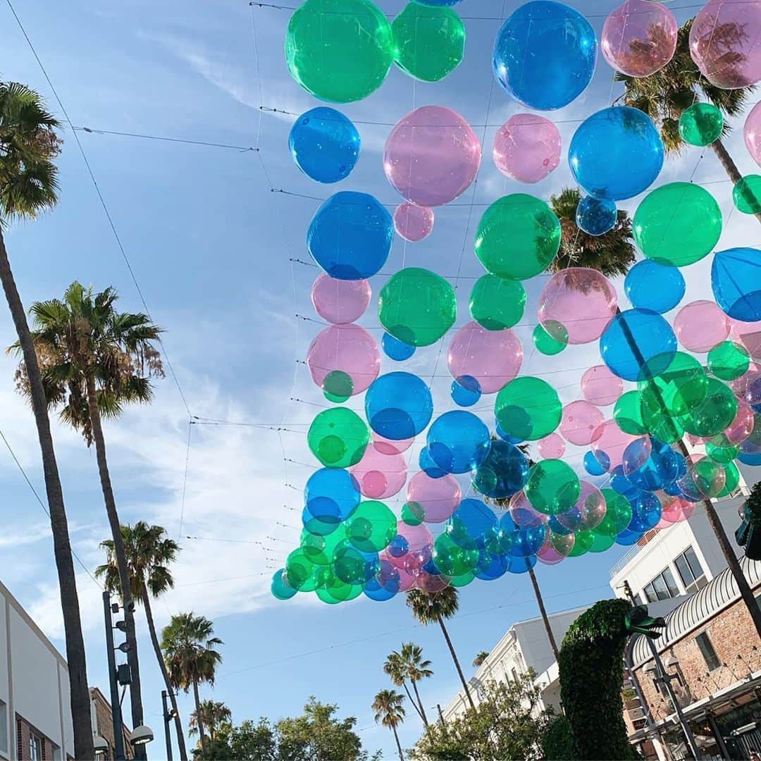 中林美和さんのインスタグラム写真 - (中林美和Instagram)「かわいい空💗💚💙 @salysuzuki がLAに合流して プロムナードをお散歩。 いつもは少し歩いてすぐ疲れてしまうのに 旅先ではいつまでも歩けてしまう不思議。 可愛い風景をパシャパシャ撮って歩いた日♡  #losangeles#summervacation#LA#miwastrip#夏休み#ロス」8月24日 14時53分 - miwanakabayashi