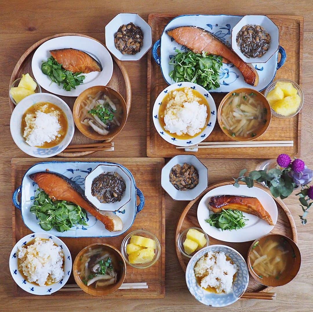 のインスタグラム：「ひるごはん ・ ・ 今朝は お盆休み明けの一週間が終わり みんなお疲れモードだったから 気分転換に喫茶店モーニングへ🚲🍞☕️ お昼ごはんは 昨日次女から 卵かけご飯が食べたい✨っとリクエストがあったので鮭の味噌焼きと一緒にTKGで和定食風にして食べました ・ ・ 土曜日は 次女の習い事について行って見学するのが毎週の楽しみ フワムチの次女にくっつくと幸せホルモンが出まくるので 一緒にくっついて昼寝するのも土曜日の楽しみ (o-∀-o)♪♪ 2019.8.24」