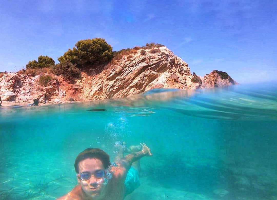 じゅんのインスタグラム：「半分空、半分水中の写真撮れた!! さすがGOPRO ま、ちょっとかいに手伝ってもらった @kaikai221」