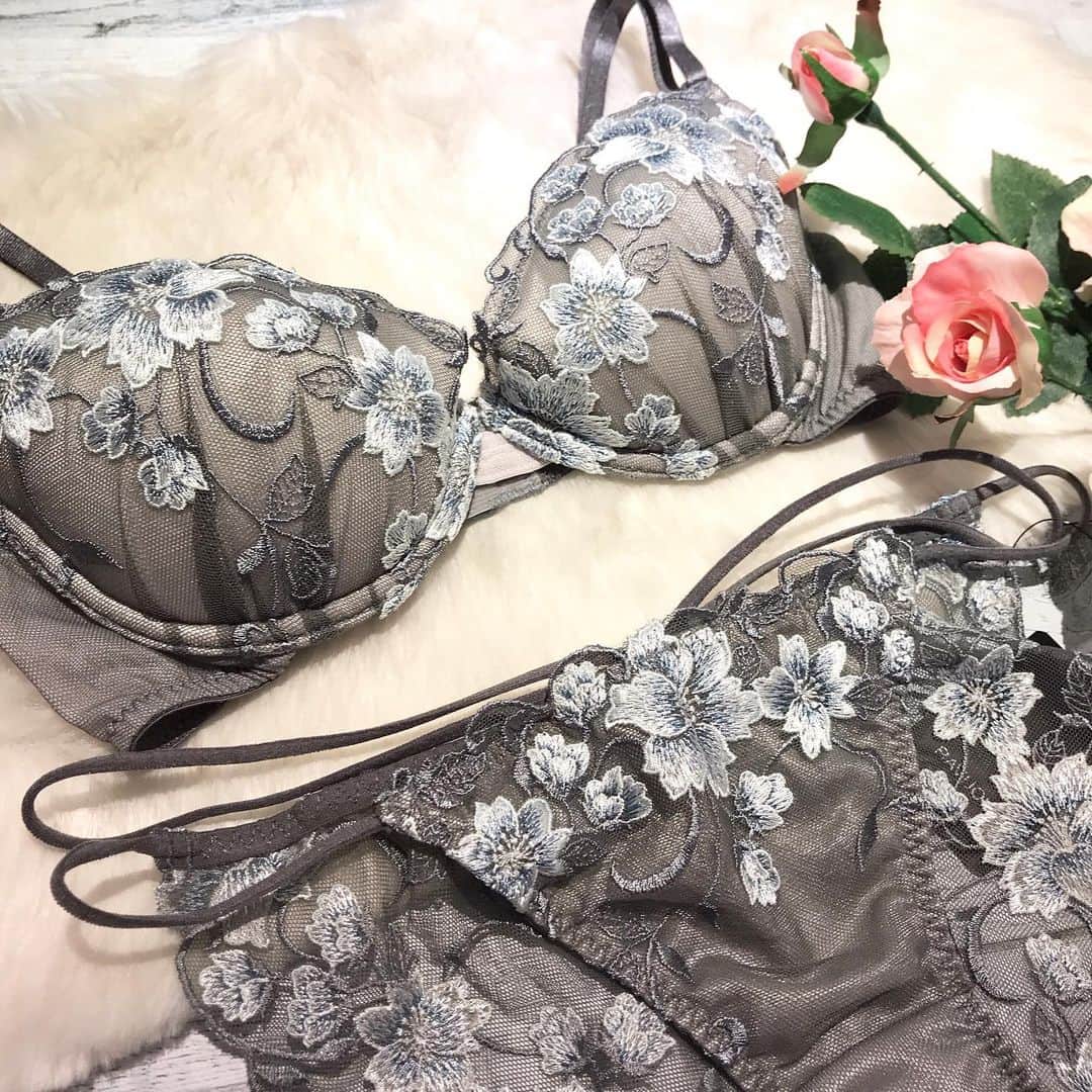 Ravijour札幌4丁目プラザ店のインスタグラム：「#ONSALE  胸いっぱいに咲き誇るお花がゴージャス💐  blog更新しました‼️ 詳しくはTOPのURLからチェックしてね💓  #RAVIJOUR #ravijourstaff  #ravijoursapporo  #ravijourofficial  #ラヴィジュール #札幌 #大通 #4プラ  #ランジェリー」