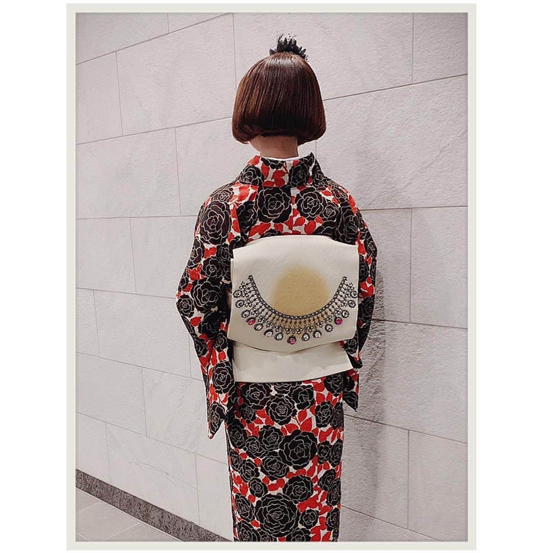知華さんのインスタグラム写真 - (知華Instagram)「2019.08.24 👘#yoshikimono #着飾る愉しみ  今回は地毛でがっつり固めて（雨で湿気が凄かったので） 内巻きにし 小さなハット帽の ヘッドドレスをつけました。 ネイルは親指に#XJAPAN のロゴ。 💍#gucci 足袋はレースです。 メイクは泣くかもしれないから ウォータープルーフマスカラ。 首まで白めのクリームを下地に混ぜて塗って 着物に負けないように 色白肌に仕上げてます。 リップは真紅。こちらも全く落ちない口紅で メイク落とすのが大変でした（笑） アイラインは目尻だけ。 涙袋はがっつり強調。  #首長い#蛇女みたい #着物#和装 #和服#大正ロマン#レトロ#rétro #yoshikidinnershow  #yoshikiディナーショー #yoshikiプレミアムディナーショー2019 #ヘッドドレス#ハット 夜に撮ったので、疲れてほうれい線が浮き出てます（笑）」8月24日 15時15分 - tomoca1204